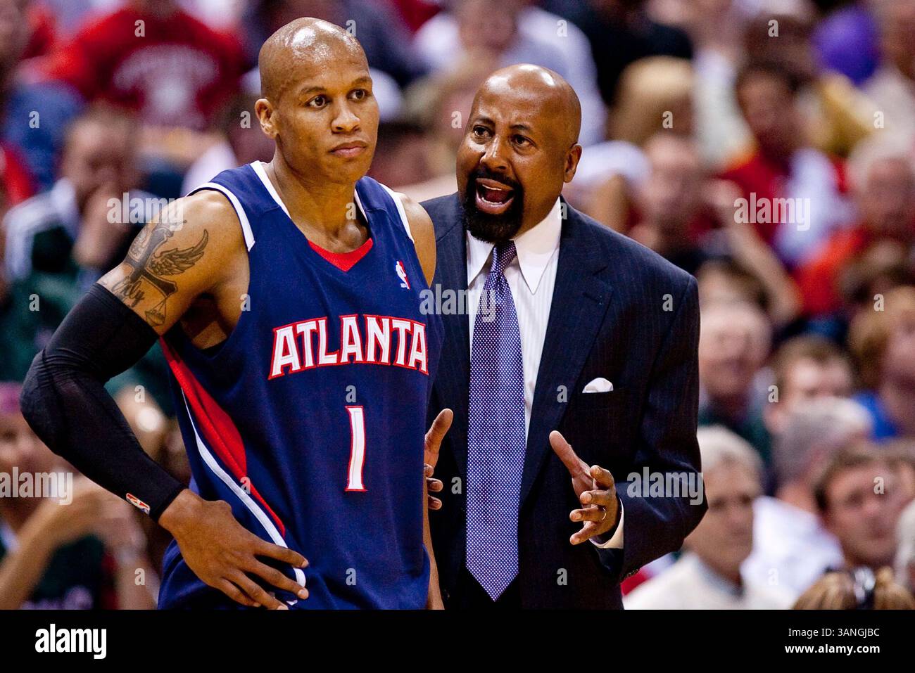 April 2010 Milwaukee, WI. Bradley Center, Mike Woodson, Head Coach der Atlanta Hawks, spricht mit Maurice Evans #1. Milwaukee Bucks gewann 111/104, im vierten Spiel des Viertelfinals der Eastern Conference während der NBA Playoffs 2010. Die Serie ist jetzt mit 2:2. Mike McGinnis/CSM(Bild: © Mike McGinnis/Cal Sport Media/ZUMApress.com) Stockfoto
