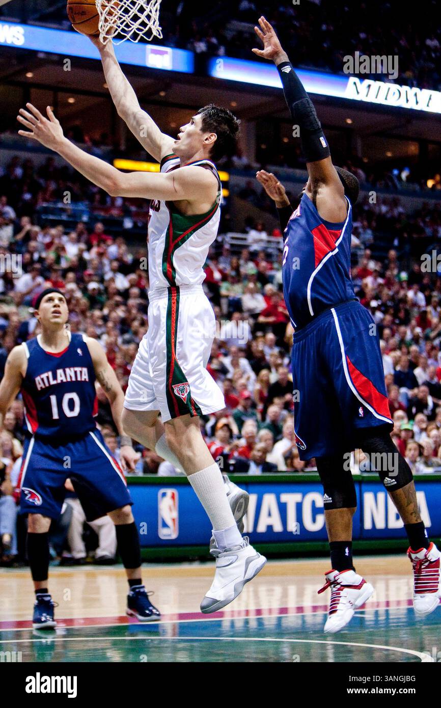 April 2010 Milwaukee, WI. Bradley Center...Milwaukee Bucks gewann 111/104, im vierten Spiel des Viertelfinals der Eastern Conference während der NBA Playoffs 2010, die Atlanta Hawks. Die Serie ist jetzt mit 2:2. Mike McGinnis/CSM(Bild: © Mike McGinnis/Cal Sport Media/ZUMApress.com) Stockfoto