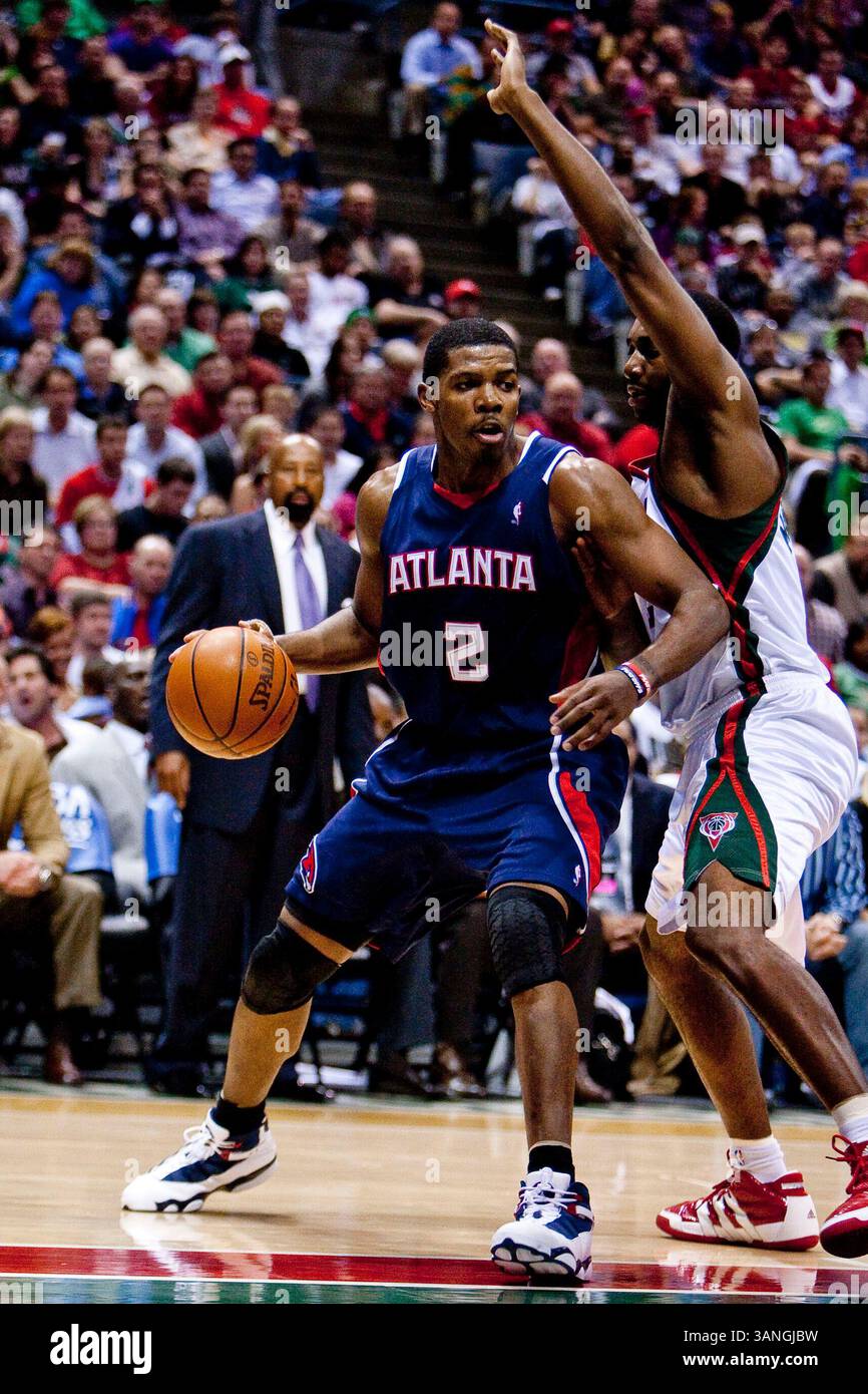 April 2010 Milwaukee, WI. Bradley Center...Milwaukee Bucks gewann 111/104, im vierten Spiel des Viertelfinals der Eastern Conference während der NBA Playoffs 2010, die Atlanta Hawks. Die Serie ist jetzt mit 2:2. Mike McGinnis/CSM(Bild: © Mike McGinnis/Cal Sport Media/ZUMApress.com) Stockfoto