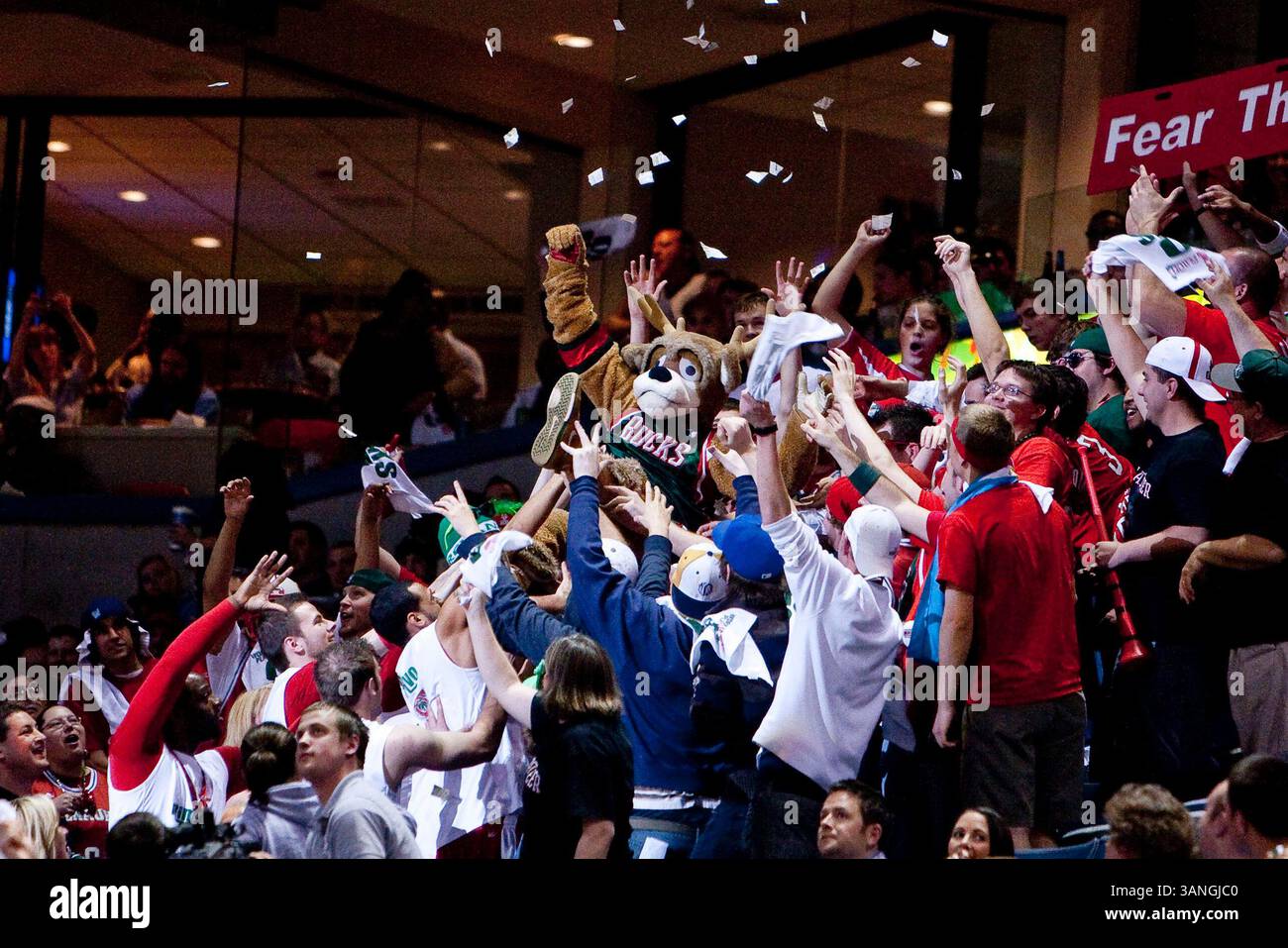 April 2010 Milwaukee, WI. Bradley Center...Milwaukee Bucks gewann 111/104, im vierten Spiel des Viertelfinals der Eastern Conference während der NBA Playoffs 2010, die Atlanta Hawks. Die Serie ist jetzt mit 2:2. Mike McGinnis/CSM(Bild: © Mike McGinnis/Cal Sport Media/ZUMApress.com) Stockfoto