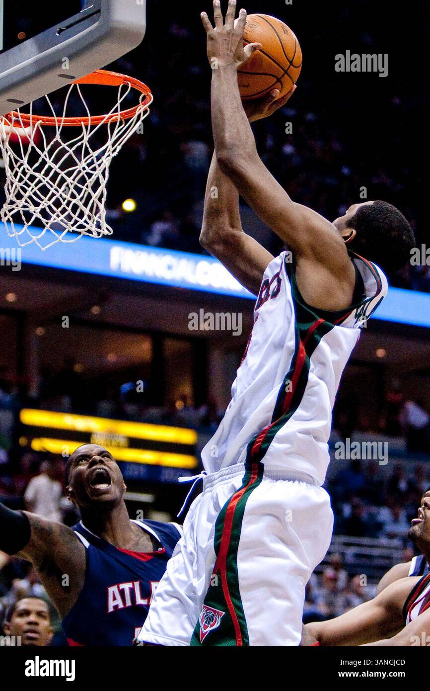 April 2010 Milwaukee, WI. Bradley Center...Milwaukee Bucks gewann 111/104, im vierten Spiel des Viertelfinals der Eastern Conference während der NBA Playoffs 2010, die Atlanta Hawks. Die Serie ist jetzt mit 2:2. Mike McGinnis/CSM(Bild: © Mike McGinnis/Cal Sport Media/ZUMApress.com) Stockfoto