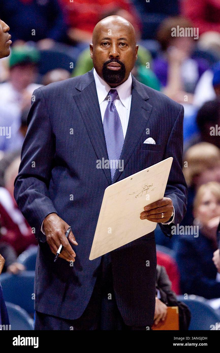 April 2010 Milwaukee, WI. Bradley Center, Mike Woodson, Head Coach der Atlanta Hawks, Milwaukee Bucks, gewann die Atlanta Hawks 111-104, im vierten Spiel des Viertelfinals der Eastern Conference während der NBA Playoffs 2010. Die Serie ist jetzt mit 2:2. Mike McGinnis/CSM(Bild: © Mike McGinnis/Cal Sport Media/ZUMApress.com) Stockfoto