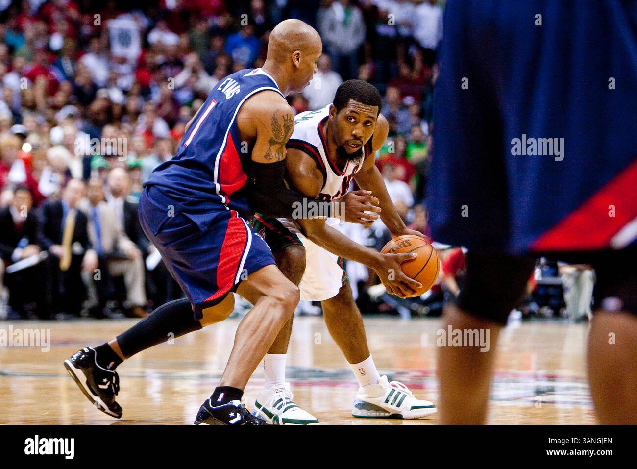 April 2010 Milwaukee, WI. Bradley Center. Milwaukee Bucks John Salmons #15 hatte 22 Punkte gegen die Hawks heute Abend. Milwaukee Bucks gewann 111:104, im vierten Spiel des Viertelfinals der Eastern Conference während der NBA Playoffs 2010, gegen die Atlanta Hawks. Die Serie ist jetzt mit 2:2. Mike McGinnis/CSM(Bild: © Mike McGinnis/Cal Sport Media/ZUMApress.com) Stockfoto