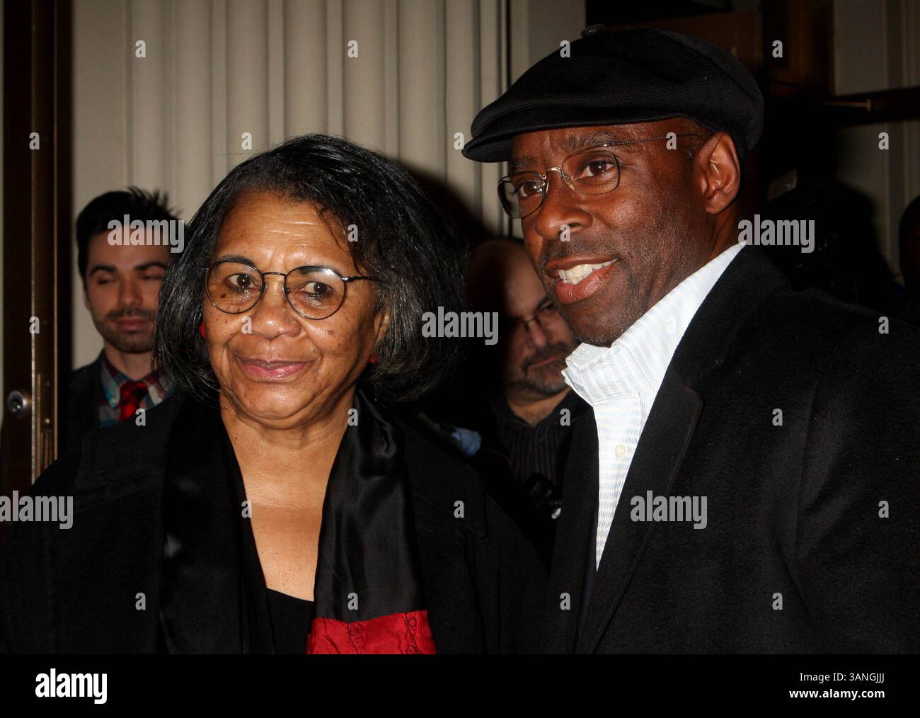 26. April 2010 - New York, New York, USA - MARY ALICE und COURTNEY B. VANCE kommen am 26. April 2010 zur Eröffnungsabendaufführung von August Wilsons ''Fences'' im Cort Theatre in New York City. 2010..K64673HMc(Bild: © Henry McGee/Globe Photos/ZUMApress.com) Stockfoto