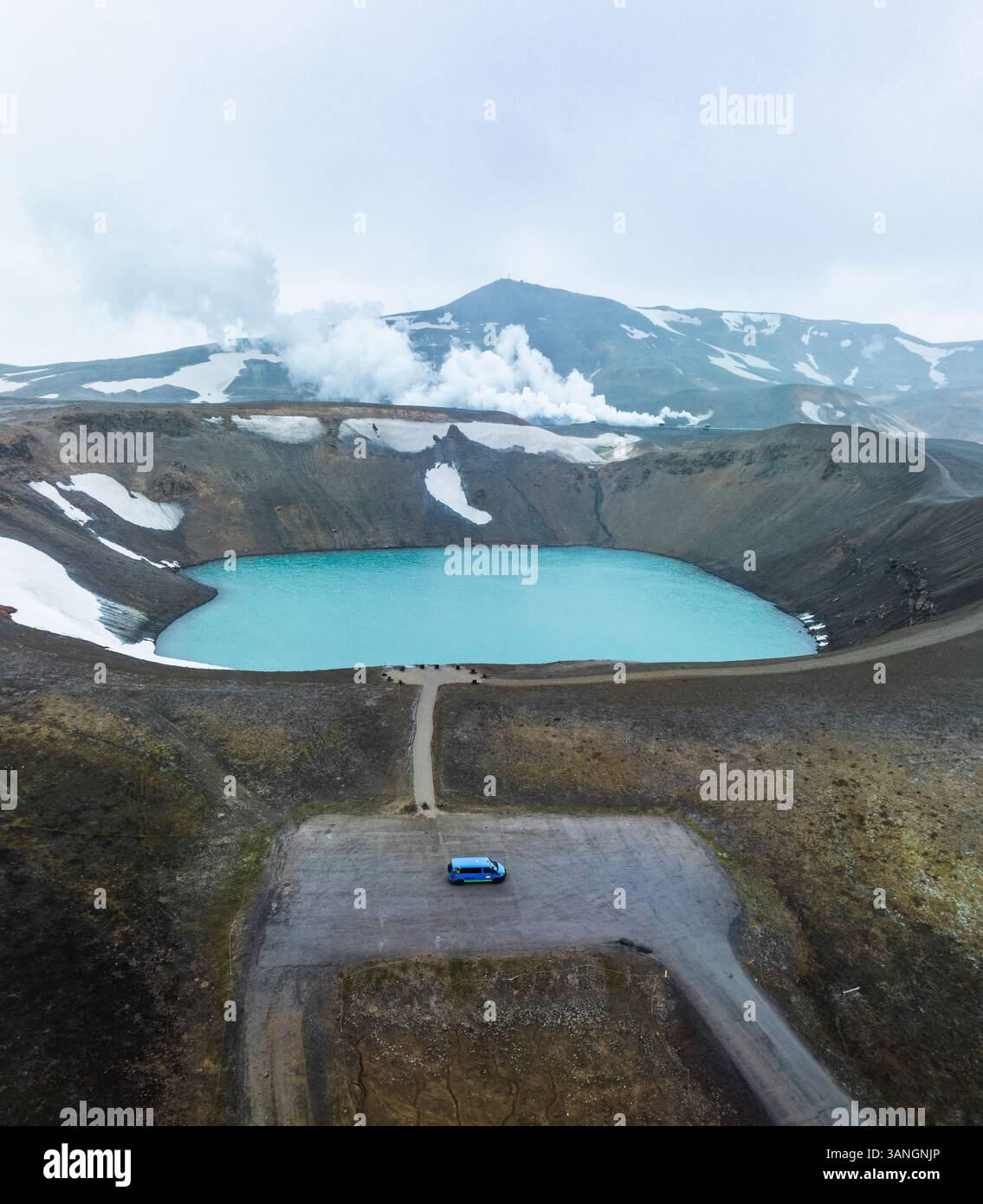 Aus der Vogelperspektive auf den Viti-Krater und den geothermischen Krafla-Vulkan, Myvatn, Island. Stockfoto