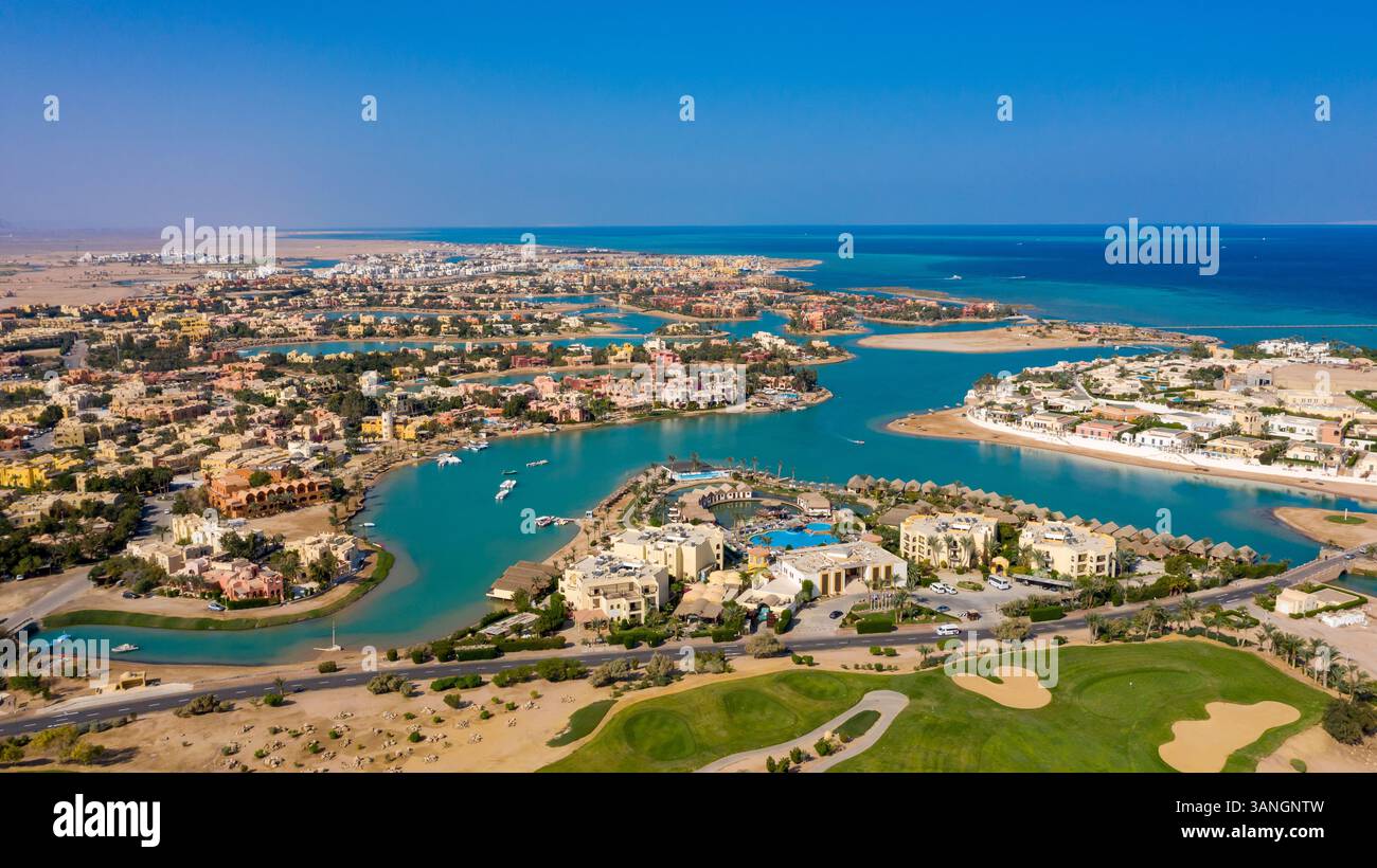 Panoramablick auf El Gouna mit Blick auf den Golfplatz an der Küste, die luxuriöse Lagune und das pulsierende blaue Wasser des Roten Meeres Stockfoto