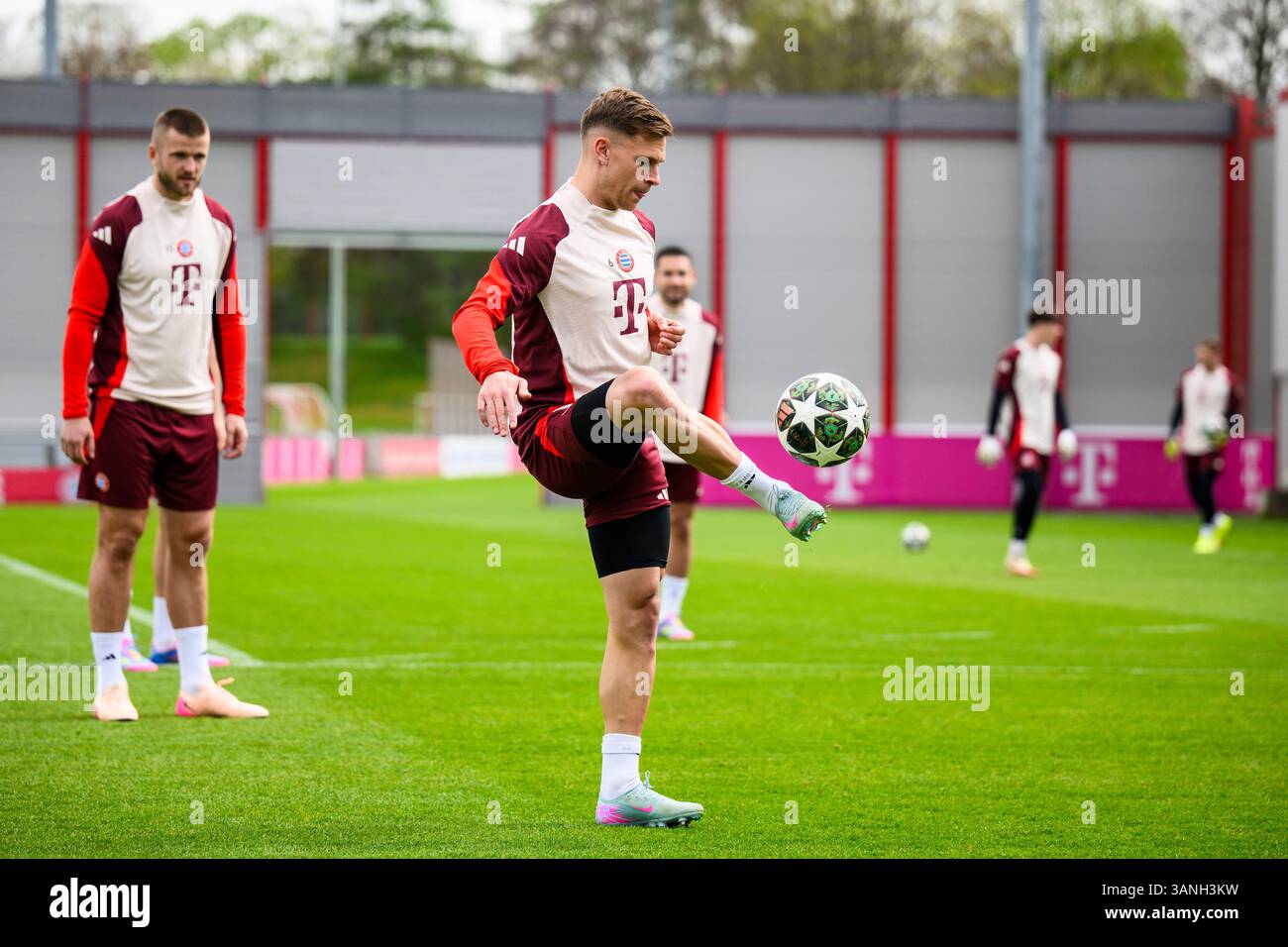 München, Deutschland. April 2025. Fußball: Champions League, Inter Mailand - Bayern München, K.-o.-Runde, Viertelfinale, zweites Leg. Das letzte Training des FC Bayern auf dem Trainingsplatz Säbener Straße. Münchner Joshua Kimmich in Aktion. Quelle: Tom Weller/dpa/Alamy Live News Stockfoto