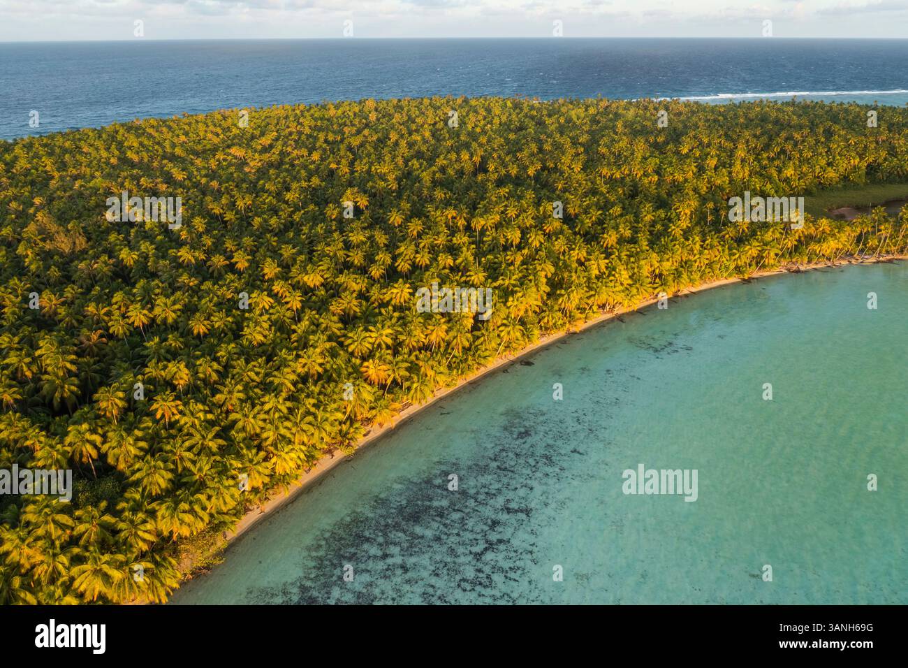 Luftaufnahme der Küste auf Oroatera Island, Windward Islands, Französisch-Polynesien. Stockfoto