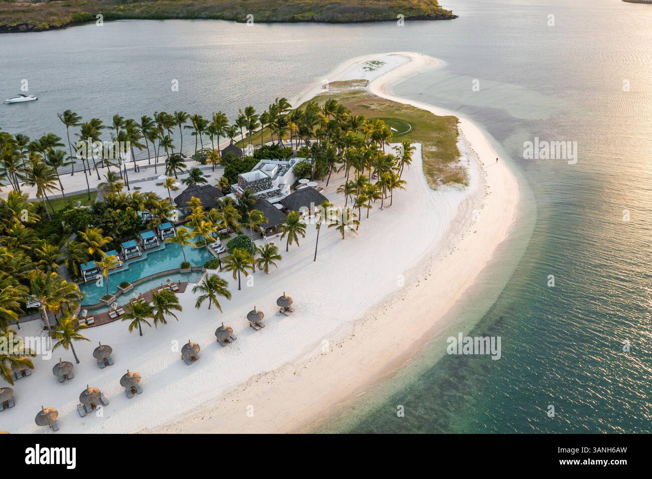 Flacq, Mauritius - 28. September 2022: Aus der Vogelperspektive auf einen weißen Sandstrand mit Sonnenschirmen entlang der Küste, Poste de Flacq, Flacq, Mauritius. Stockfoto