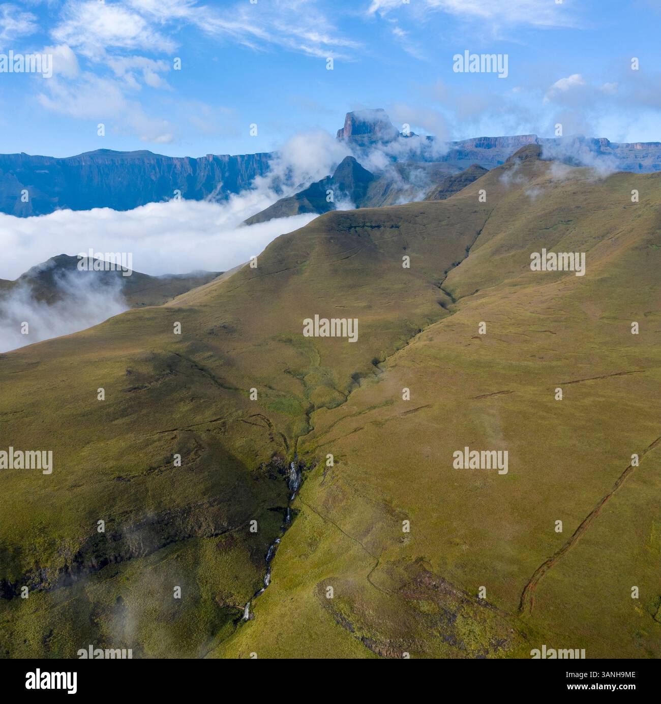 Luftaufnahme der Berge in den Wolken in, Maluti A Phofung NU, Free, Südafrika. Stockfoto