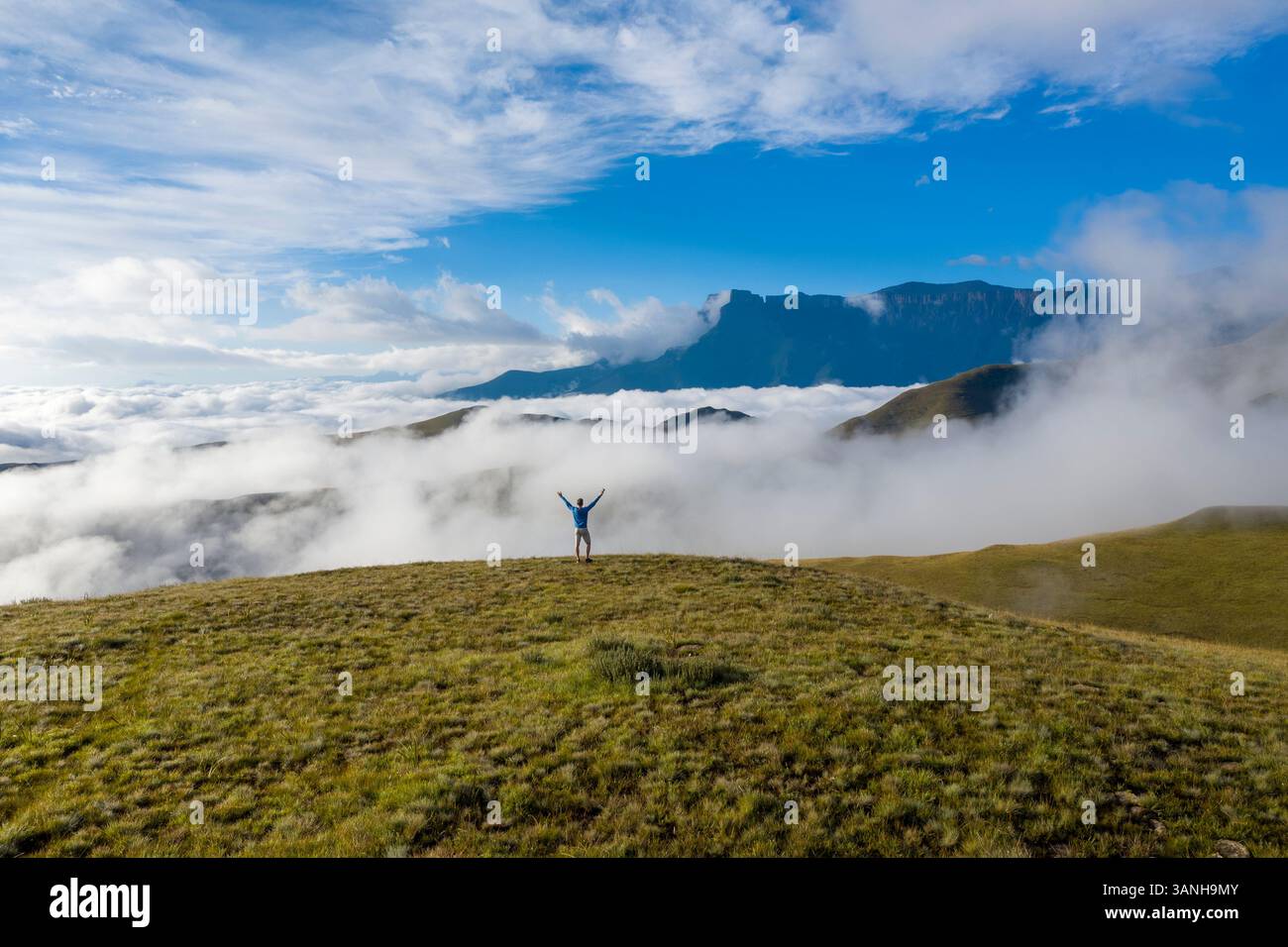 Luftaufnahme der Berge in den Wolken in, Maluti A Phofung NU, Free, Südafrika. Stockfoto