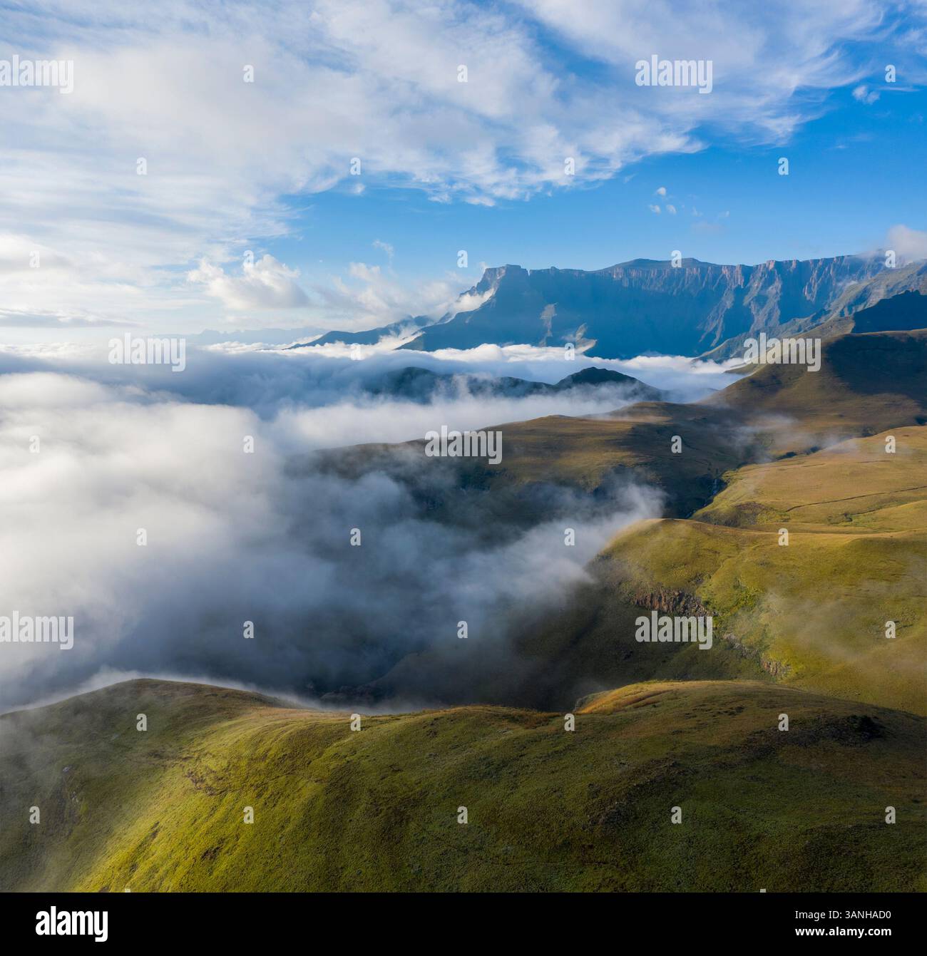 Luftaufnahme der Berge in den Wolken in, Maluti A Phofung NU, Free, Südafrika. Stockfoto