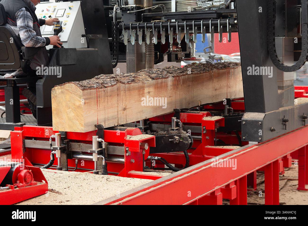 Bandsägen Holzsägen Sägewerk und Holzbearbeitungsgeräte. Holzverarbeitende Industrie Stockfoto
