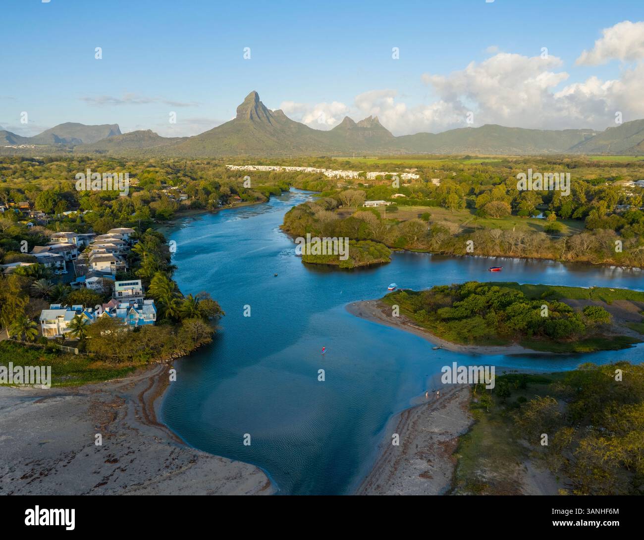 Aus der Vogelperspektive auf Riviere du Rempart, einem Fluss in der Nähe der Baie du Tamarin, einer wunderschönen Bucht auf Mauritius. Stockfoto