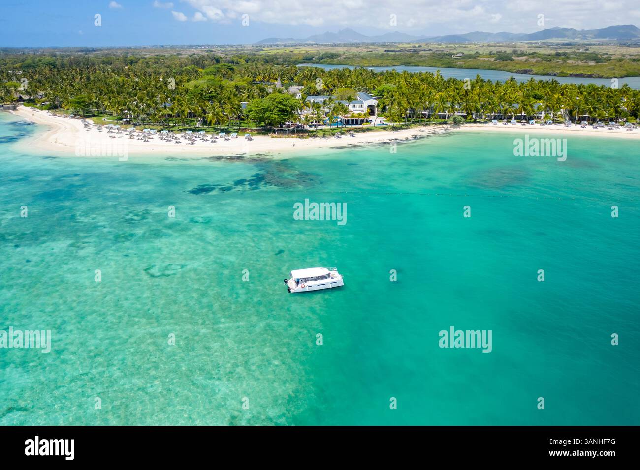 Aus der Vogelperspektive eines kleinen Segelbootes für touristische Touren in der Bucht in der Nähe von Pointe de Flacq, Mauritius. Stockfoto