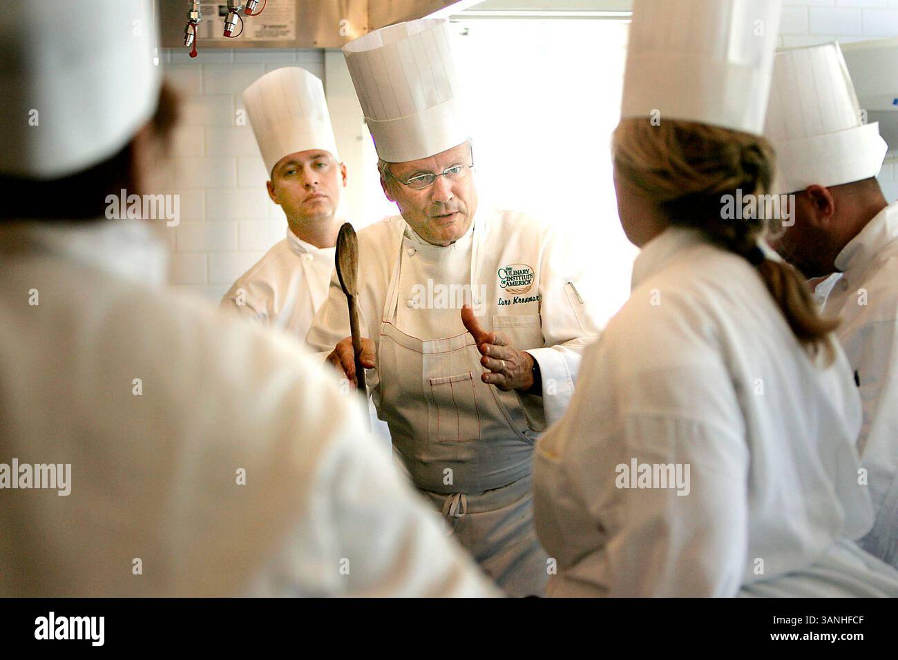 DIENSTAG, 21. JULI 2009, ST. HELENA, KALIFORNIEN -..Chef Lars Kronmark, Zentrum, diskutiert Technik mit Studenten, die das 'Kochen Bootcamp' am Culinary Institute of America in St. Helena besuchen. In der einwöchigen Klasse lernen die Schüler Kochverfahren, mit einem Schwerpunkt auf den Grundlagen... J.L. Sousa/Register. (Kreditbild: © Napa Valley Register/ZUMApress.com) Stockfoto