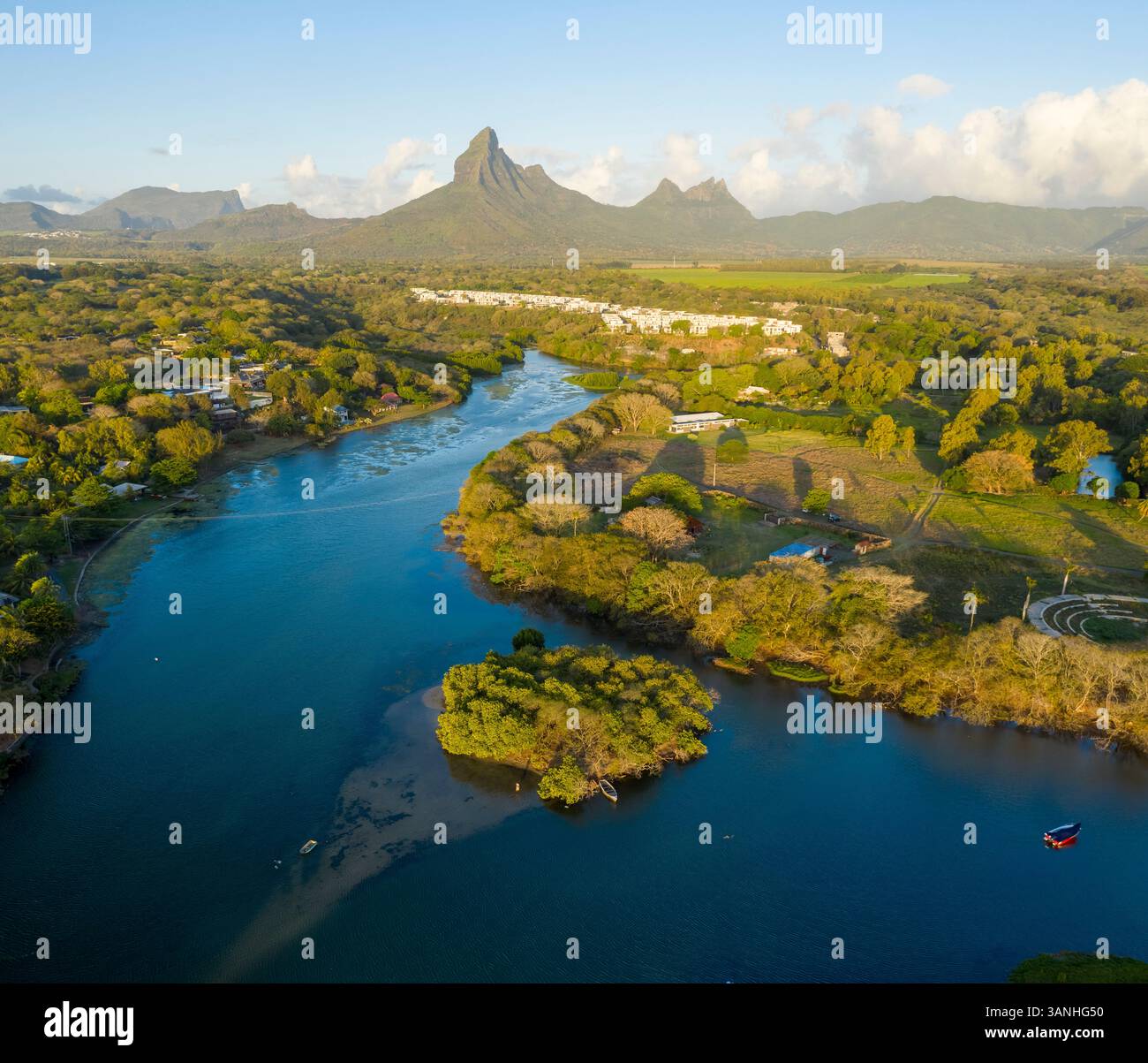 Aus der Vogelperspektive auf Riviere du Rempart, einem Fluss in der Nähe der Baie du Tamarin, einer wunderschönen Bucht auf Mauritius. Stockfoto