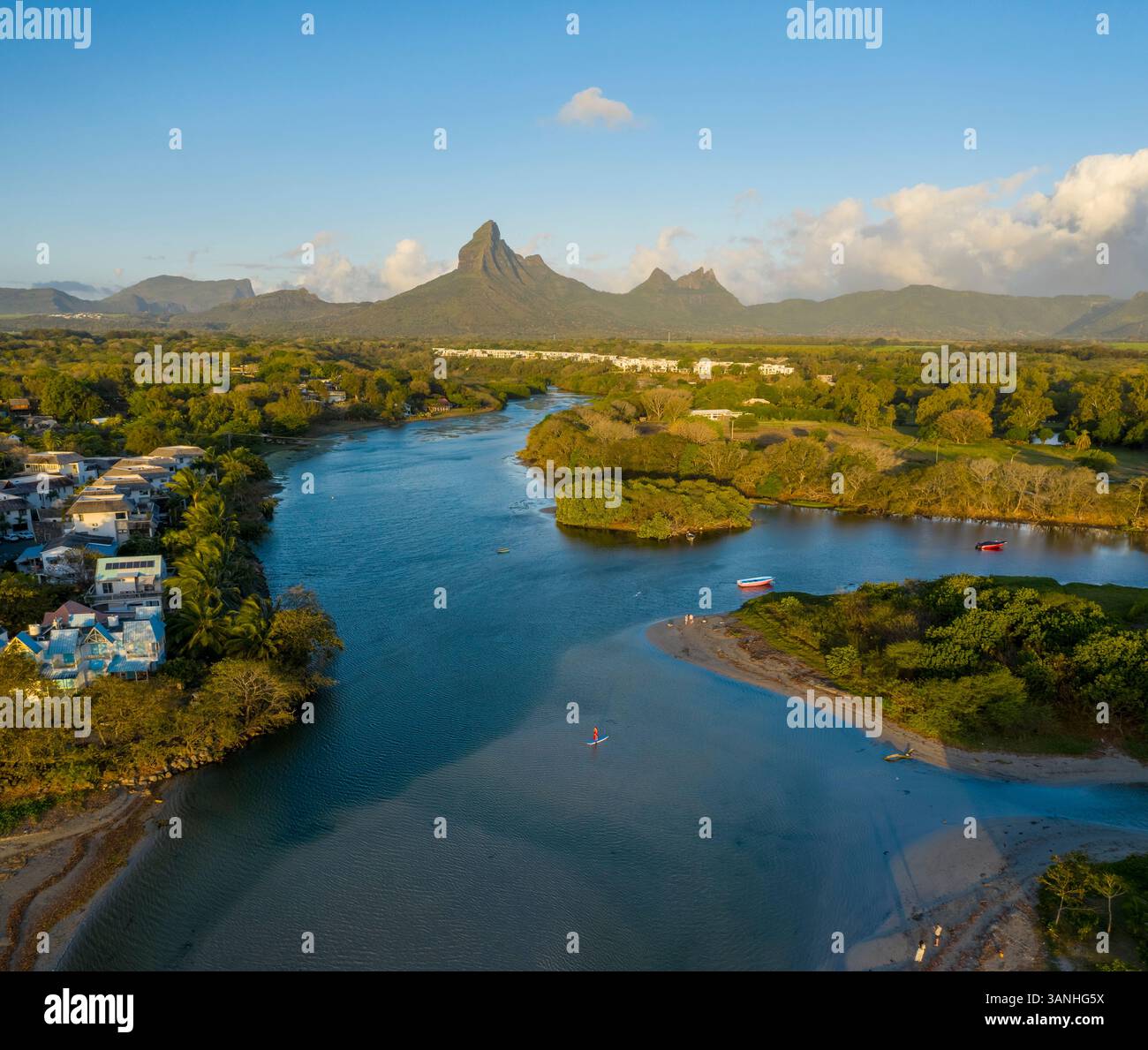 Aus der Vogelperspektive auf Riviere du Rempart, einem Fluss in der Nähe der Baie du Tamarin, einer wunderschönen Bucht auf Mauritius. Stockfoto