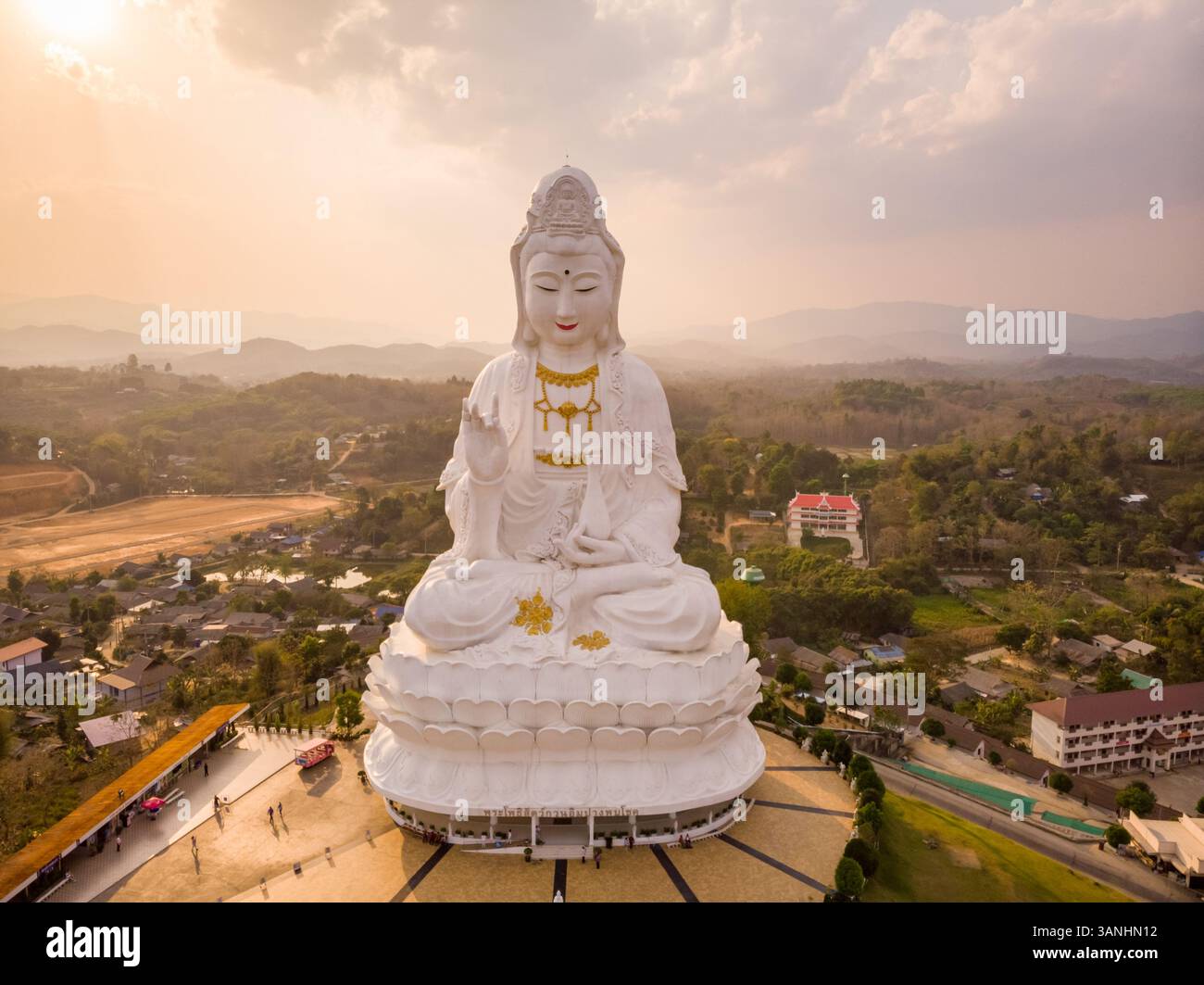 Aus der Vogelperspektive auf die Wat Huay Pia Kang Pagode, einen großen buddhistischen Tempel mit Pagode und Statuen, Mueang Chiang Rai, Thailand. Stockfoto