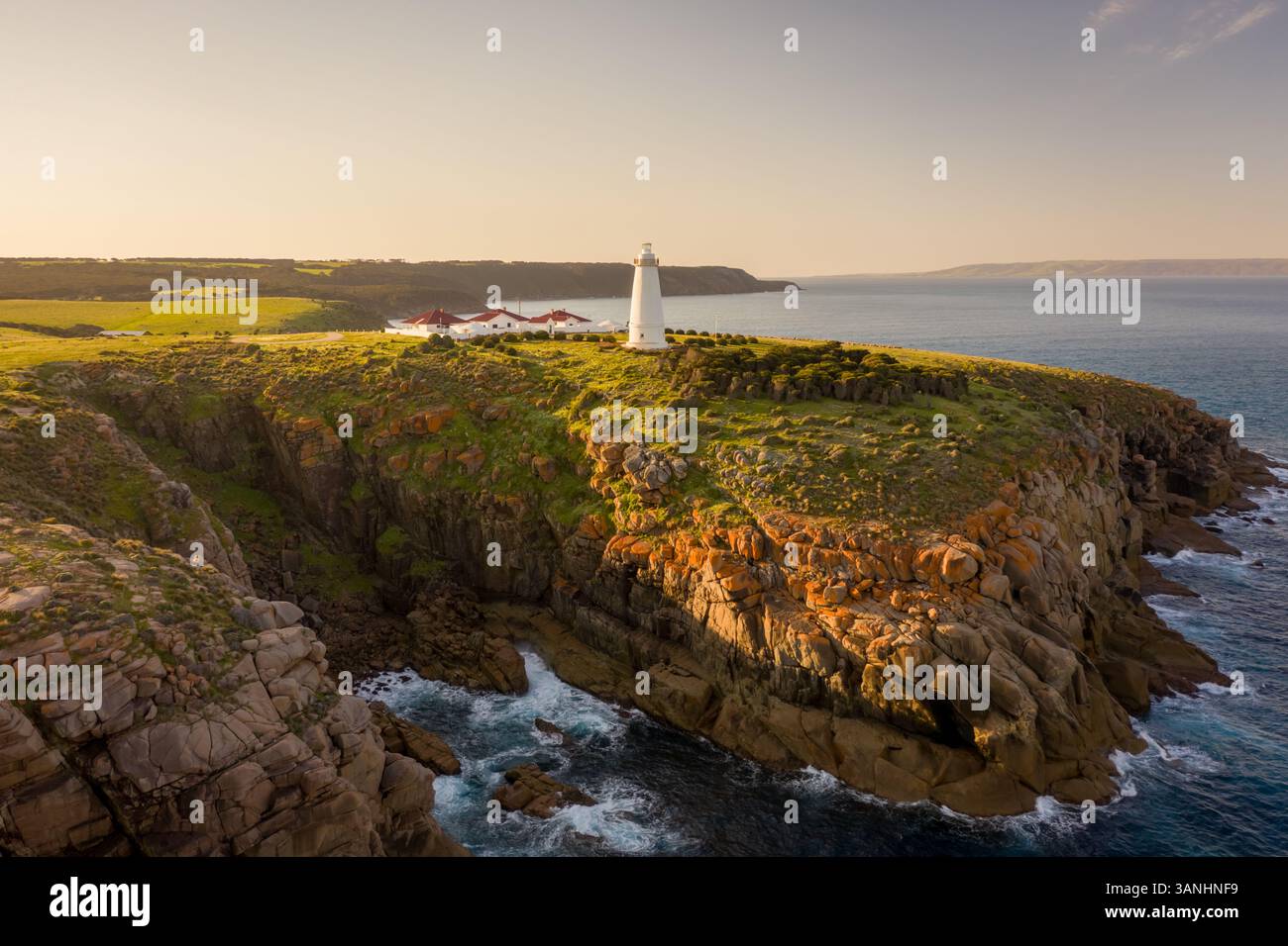 Luftaufnahme des Leuchtturms von Cape Willoughby auf den felsigen Klippen mit Blick auf die Great Australian Bight auf Kangaroo Island, South Australia, Australien. Stockfoto