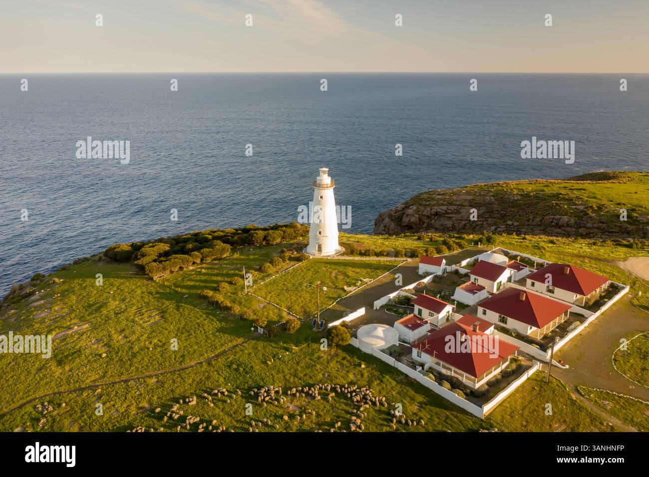 Luftaufnahme des Leuchtturms von Cape Willoughby auf den felsigen Klippen mit Blick auf die Great Australian Bight auf Kangaroo Island, South Australia, Australien. Stockfoto