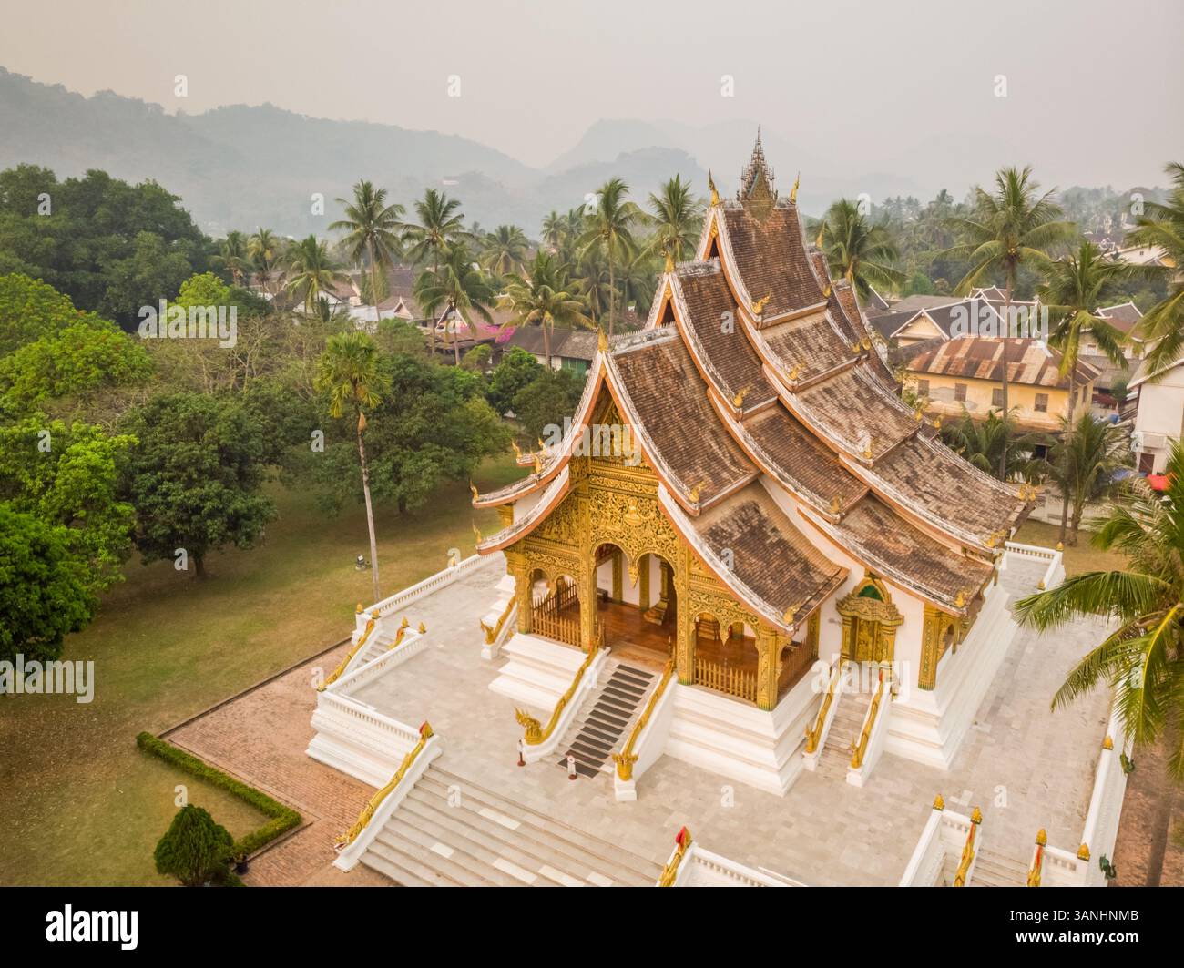 Aus der Vogelperspektive des Haw Pha Bang Tempels im Bezirk Luang Prabang, Laos. Stockfoto