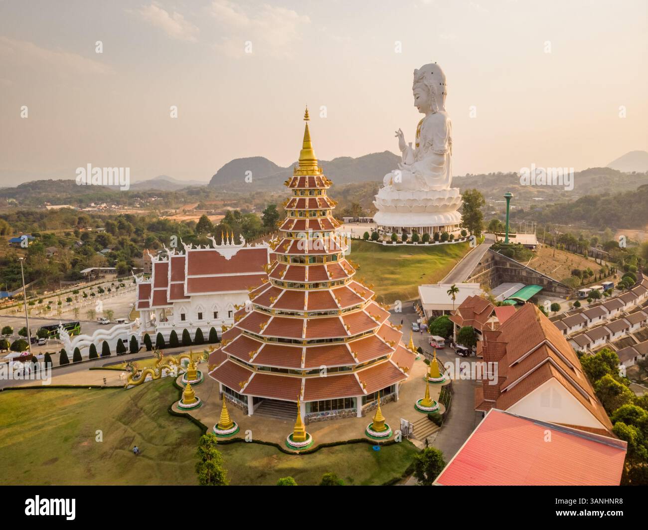 Aus der Vogelperspektive auf die Wat Huay Pia Kang Pagode, einen großen buddhistischen Tempel mit Pagode und Statuen, Mueang Chiang Rai, Thailand. Stockfoto