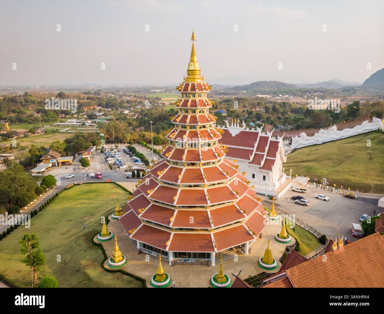 Aus der Vogelperspektive auf die Wat Huay Pia Kang Pagode, einen großen buddhistischen Tempel mit Pagode und Statuen, Mueang Chiang Rai, Thailand. Stockfoto
