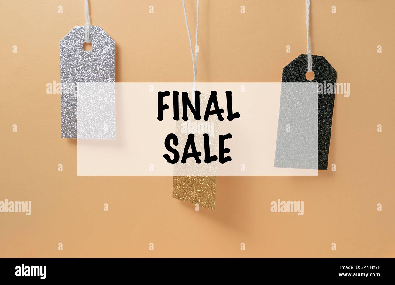 Auf einem Schild hängen drei Etiketten mit der Aufschrift „Final Sale“ (Endverkauf). Das Schild ist auf einem braunen Hintergrund Stockfoto