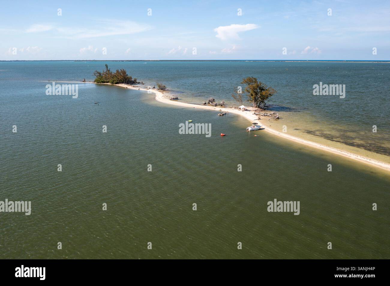 Aus der Vogelperspektive von Bootsführern vor Anker auf einer Insel in der Indian River Lagoon, Sebastian, Florida. Stockfoto