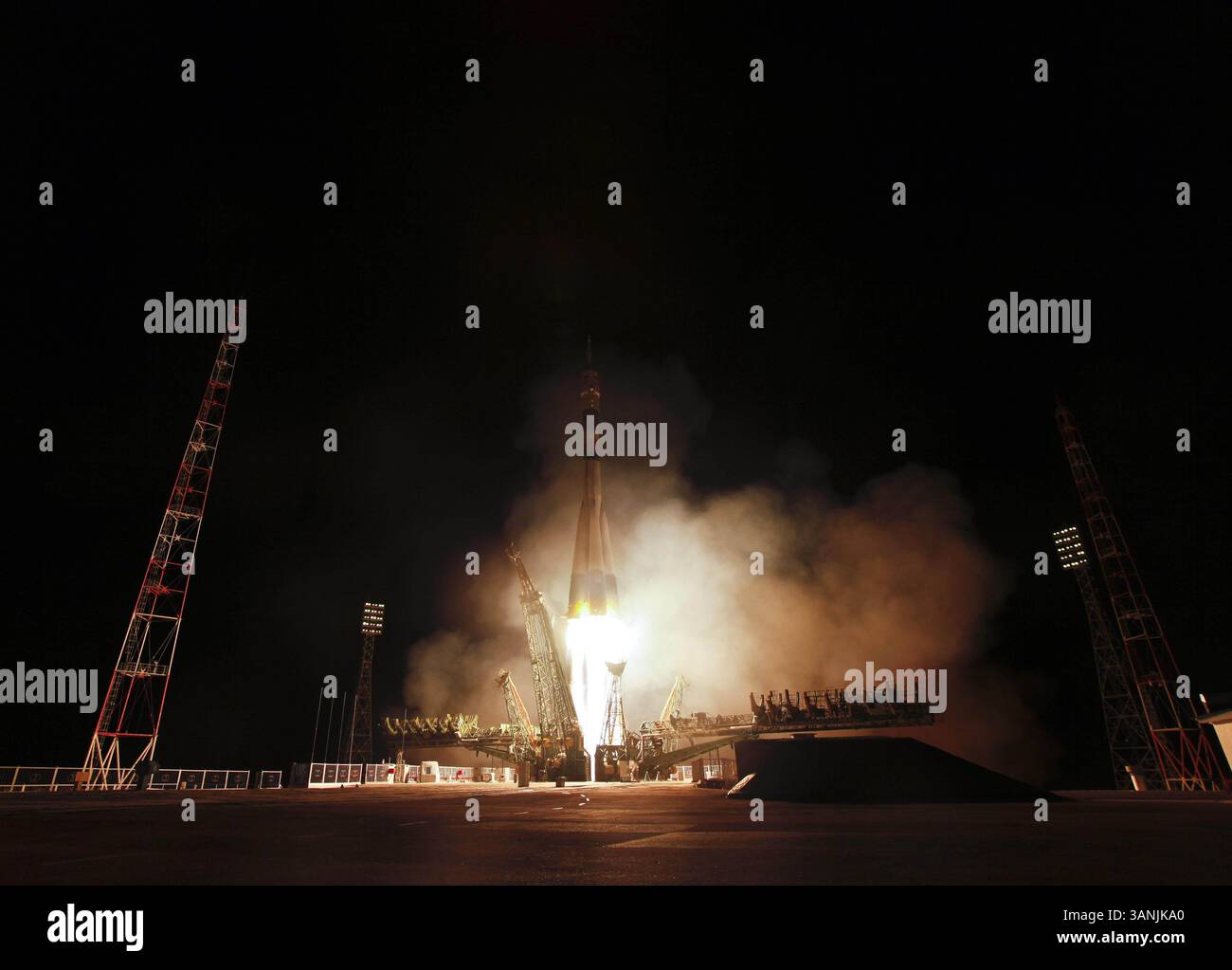 5. April 2011 - Baikonur, Kasachstan - die Sojus TMA-21 startet vom Baikonur Kosmodrom und bringt den Sojus-Kommandeur Alexander Samokutyaev, den NASA-Flugingenieur Ron Garan und den russischen Flugingenieur Andrey Borisenko zur Internationalen Raumstation. Die Sojus, genannt "Gagarin", startet eine Woche vor dem 1961-50-jährigen Jahrestag, an dem Gagarin als erster Mensch im Weltraum fliegt. (Kreditbild: © Carla Cioffi/NASA/ZUMAPRESS.com) Stockfoto