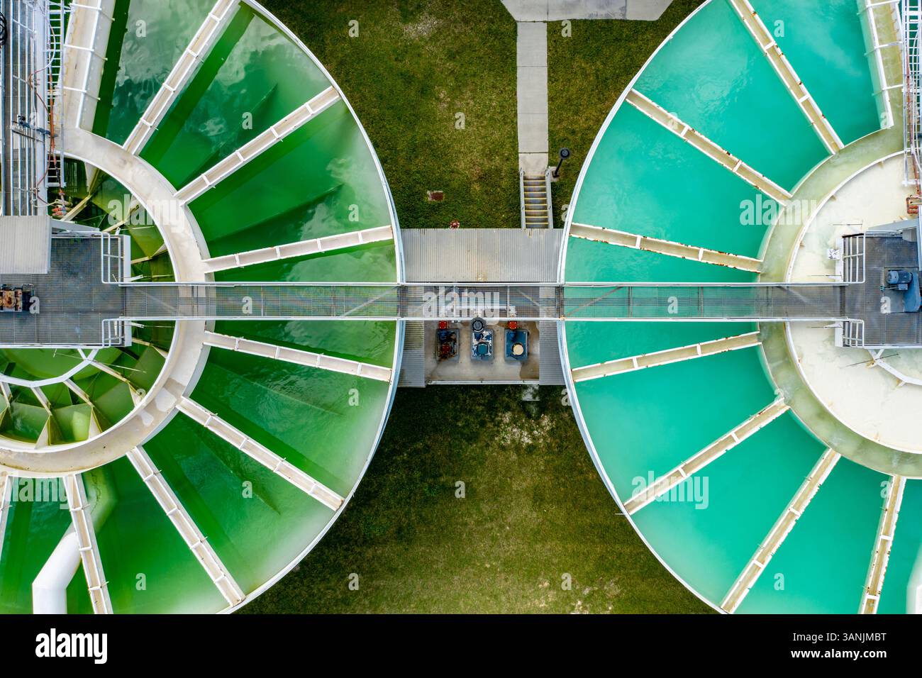 Luftaufnahme eines riesigen Tanks in einer Wasseraufbereitungsanlage bei Florida Keys Aqueduct Authority in der Nähe der Navy Wells Pineland Reserve, Homestead, Florida, USA. Stockfoto