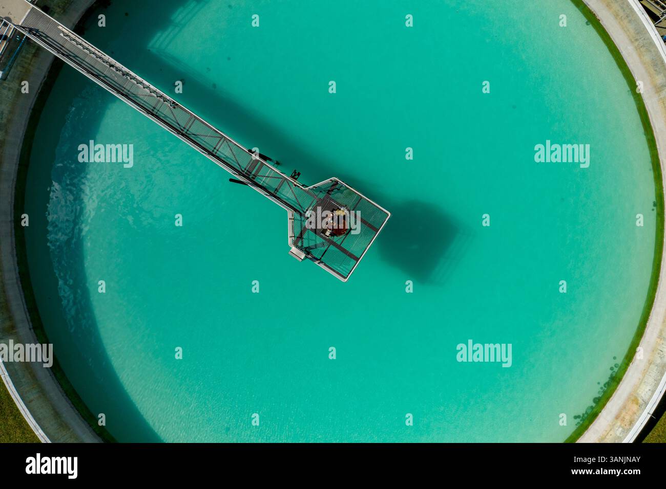 Luftaufnahme eines riesigen Tanks in einer Wasseraufbereitungsanlage bei Florida Keys Aqueduct Authority in der Nähe der Navy Wells Pineland Reserve, Homestead, Florida, USA. Stockfoto