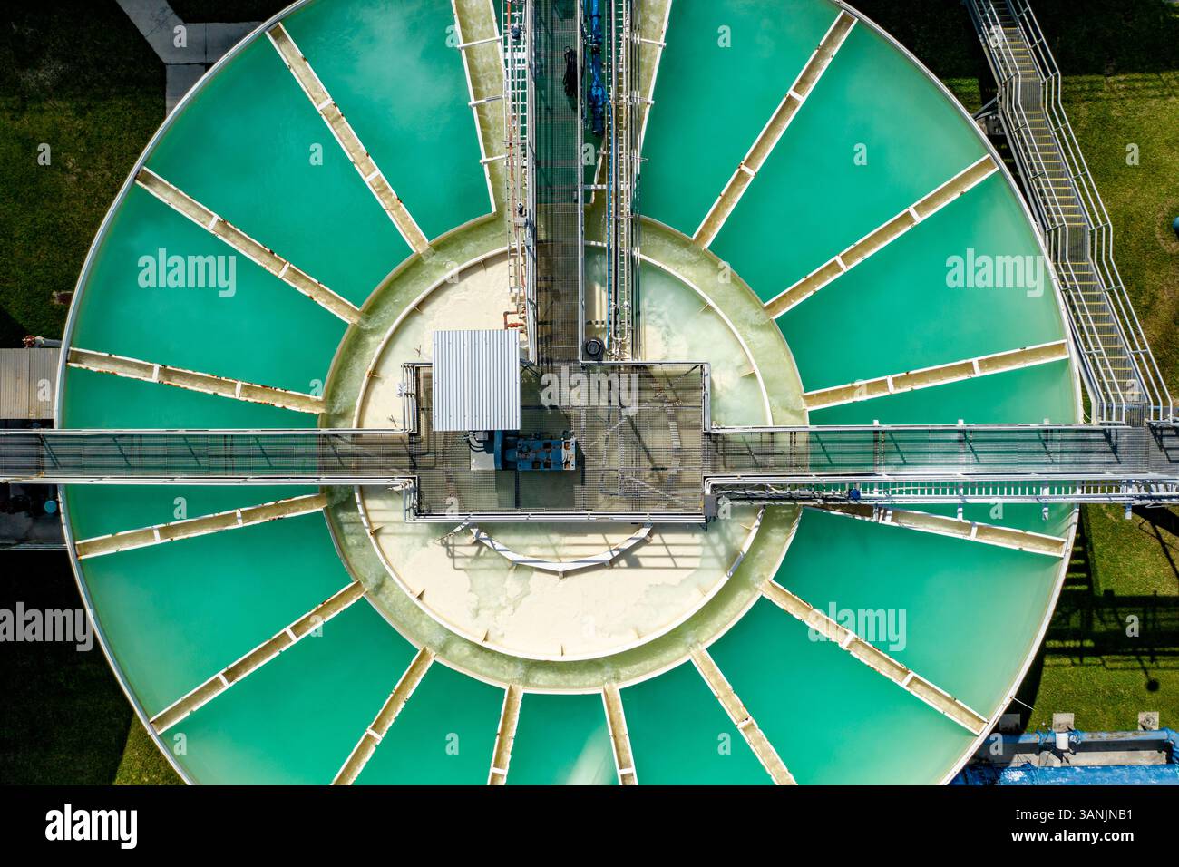 Luftaufnahme eines riesigen Tanks in einer Wasseraufbereitungsanlage bei Florida Keys Aqueduct Authority in der Nähe der Navy Wells Pineland Reserve, Homestead, Florida, USA. Stockfoto