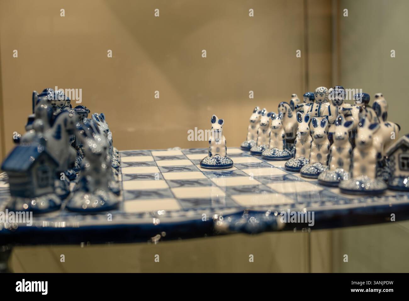 Wunderschönes Keramikschach im Palast der Grafen Sheremetevs mit aufwendigen handgemalten blauen und weißen Designs Stockfoto