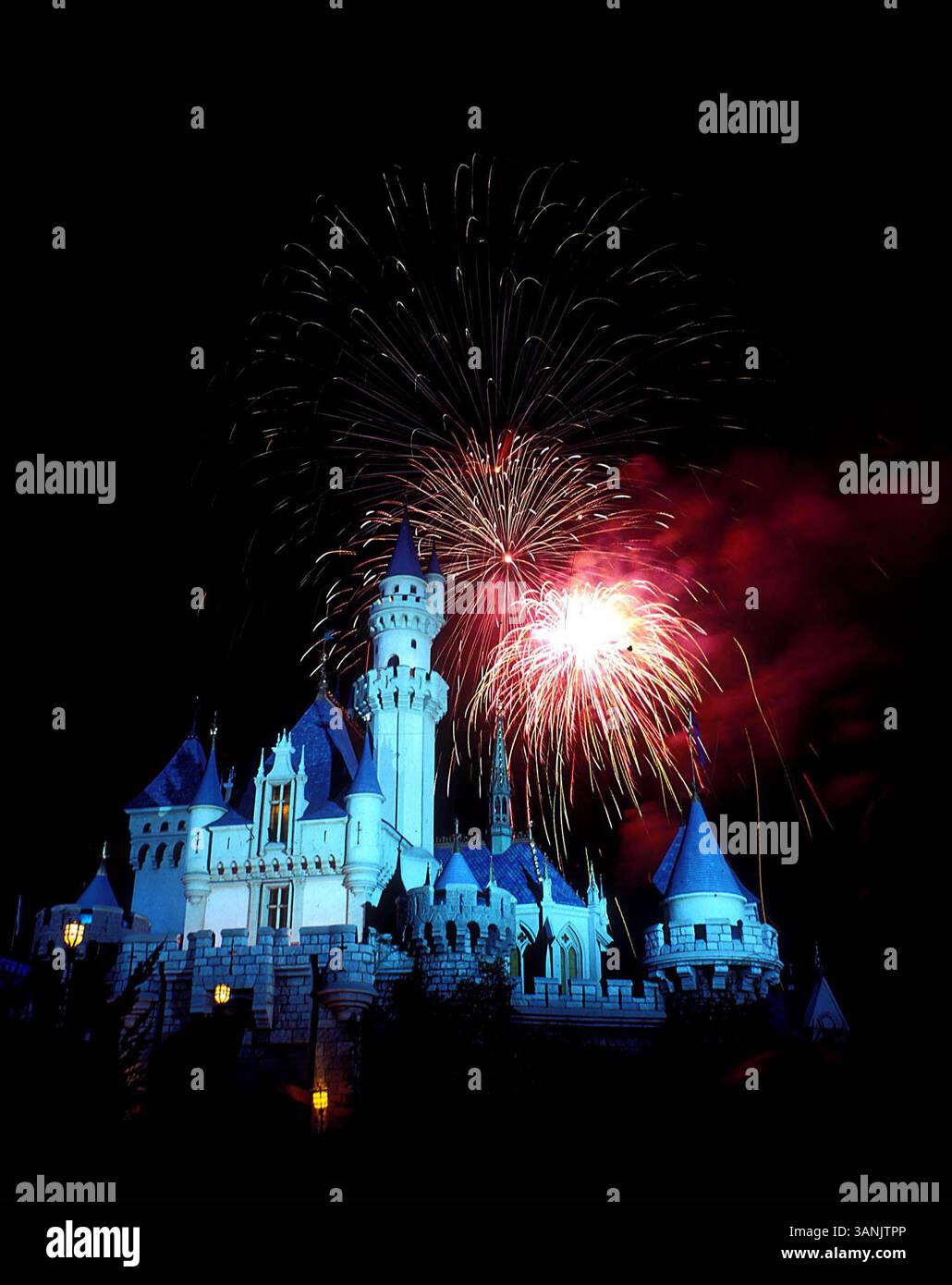 November 2004 - 578119. FEUERWERK. DISNEY LAND, CA. ROB GREY/ DISNEYWARS(Bild: © Globe Photos/ZUMAPRESS.com) Stockfoto