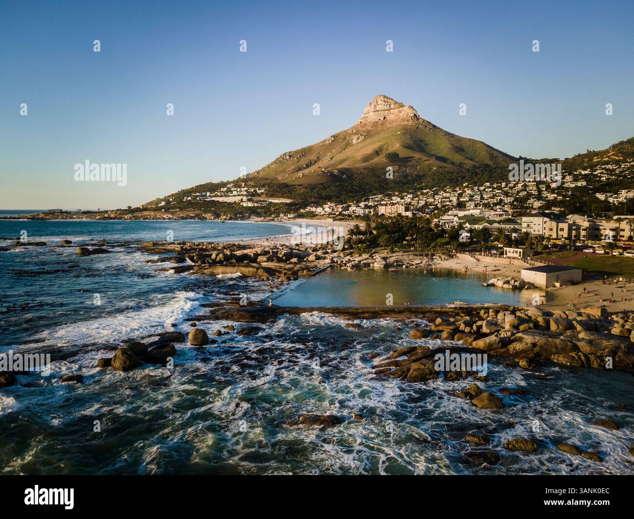 Luftaufnahme des Gezeitenpools Camps Bay mit Lion’s Head im Hintergrund, Kapstadt, Südafrika. Stockfoto