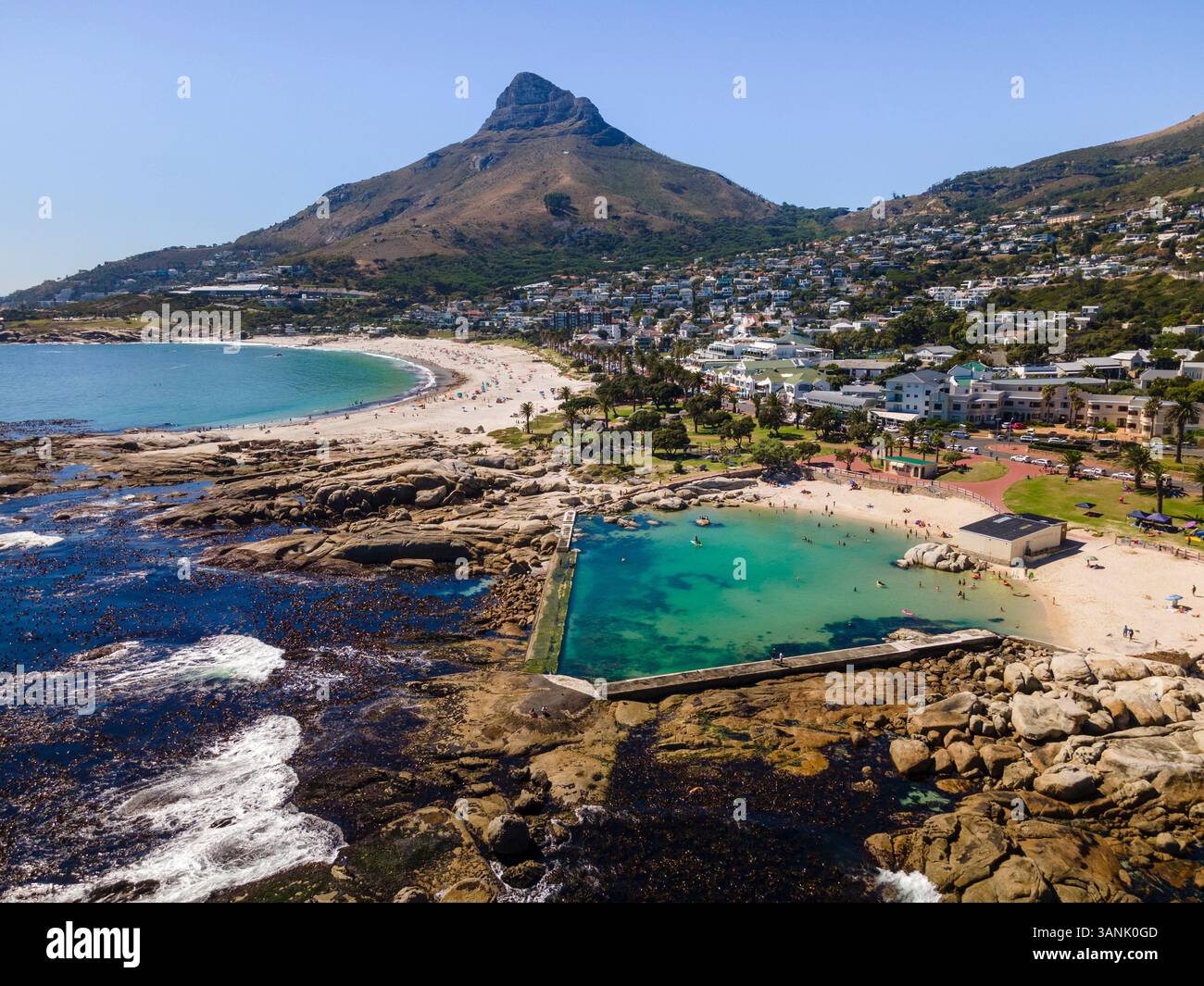 Aus der Vogelperspektive auf Camps Bay, ein Gezeitenbecken in der Nähe des Lions Head Mountain im Sommer, Kapstadt, Südafrika. Stockfoto