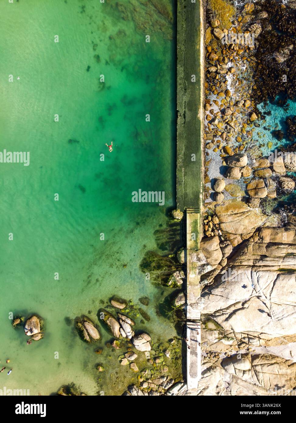 Aus der Vogelperspektive der Schwimmer im Camps Bay Tidal Pool, Kapstadt, Südafrika Stockfoto