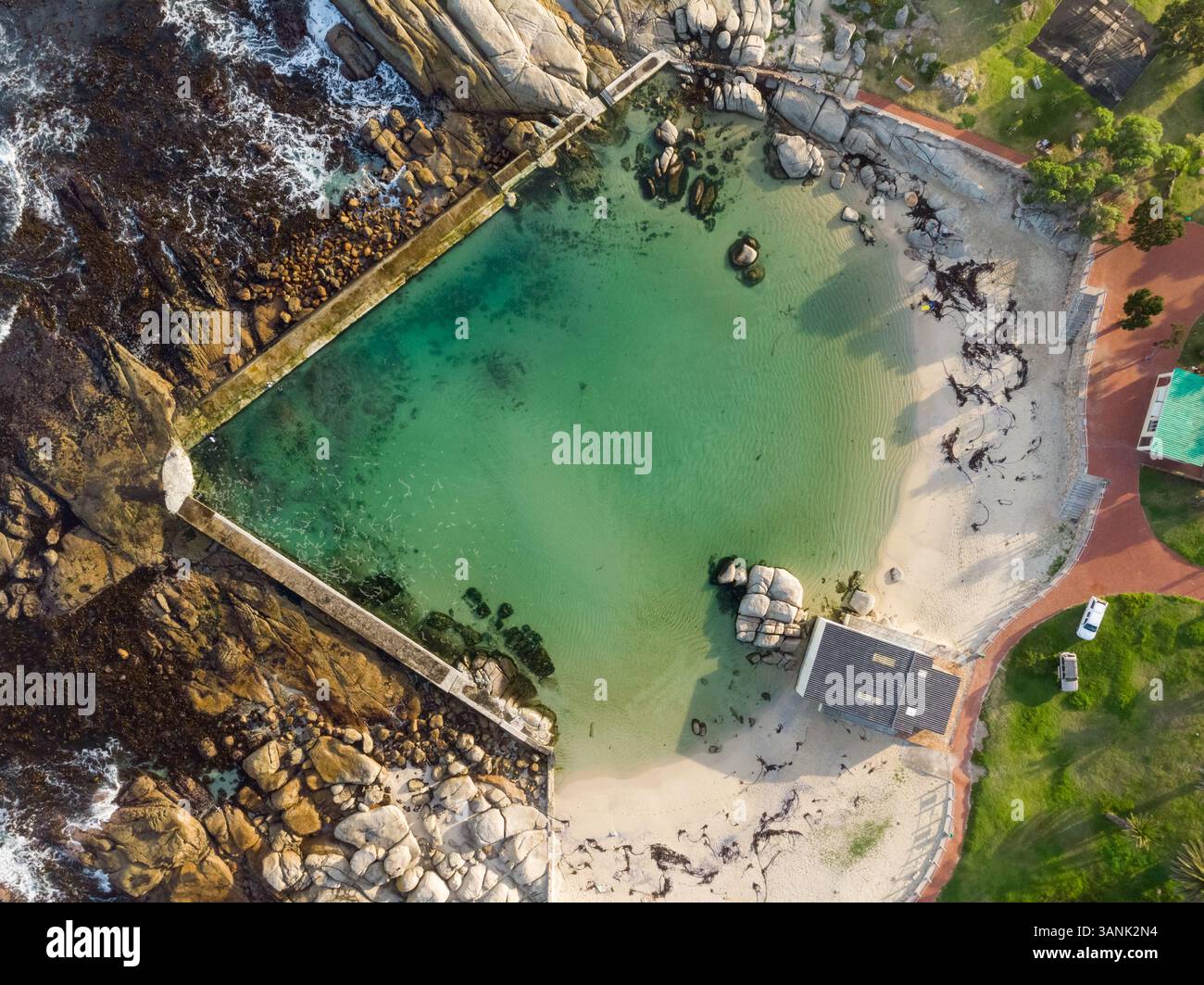 Vogelansicht des Lagers Bay Gezeitenpools, Kapstadt, Südafrika. Stockfoto