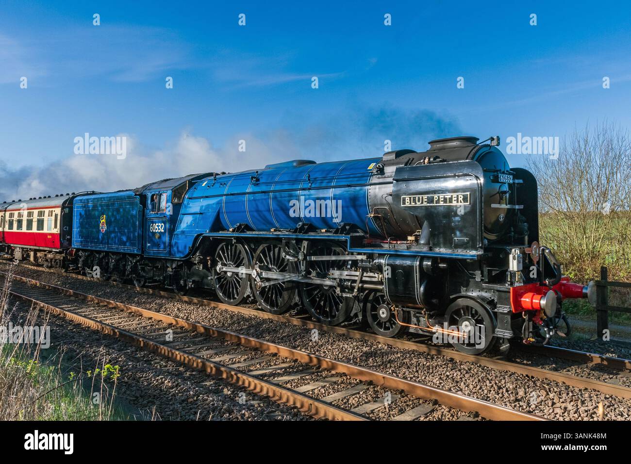 LNER Peppercorn Klasse A2 Nr. 60532 Blue Peter eine 4-6-2-Dampflokomotive, die auf der West Coast-Bahnstrecke von Crewe nach Preston zu sehen ist Stockfoto