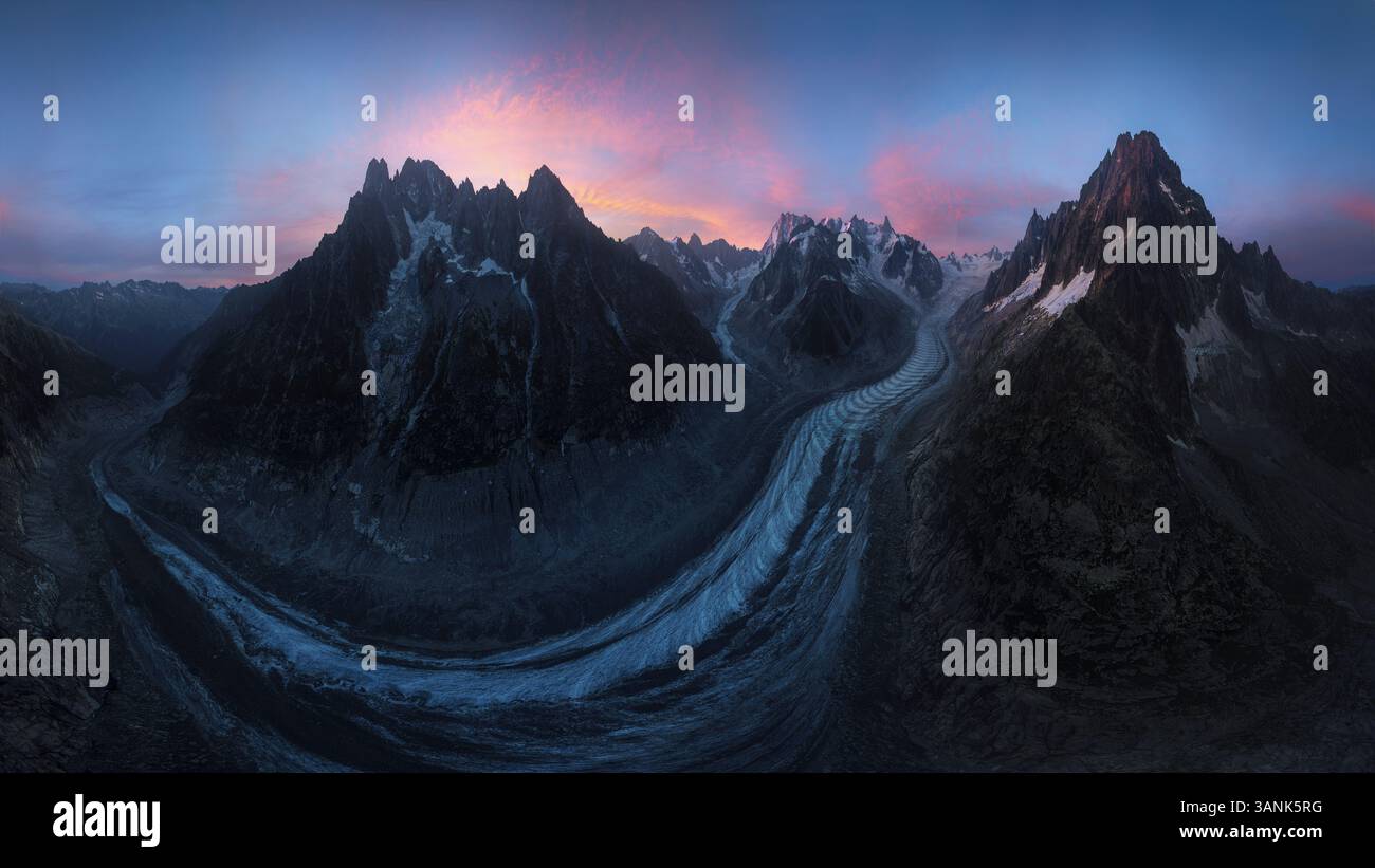 Aus der Vogelperspektive auf majestätische schneebedeckte Berge und einen Gletscher in der Dämmerung, Chamonix-Mont-Blanc, Frankreich. Stockfoto
