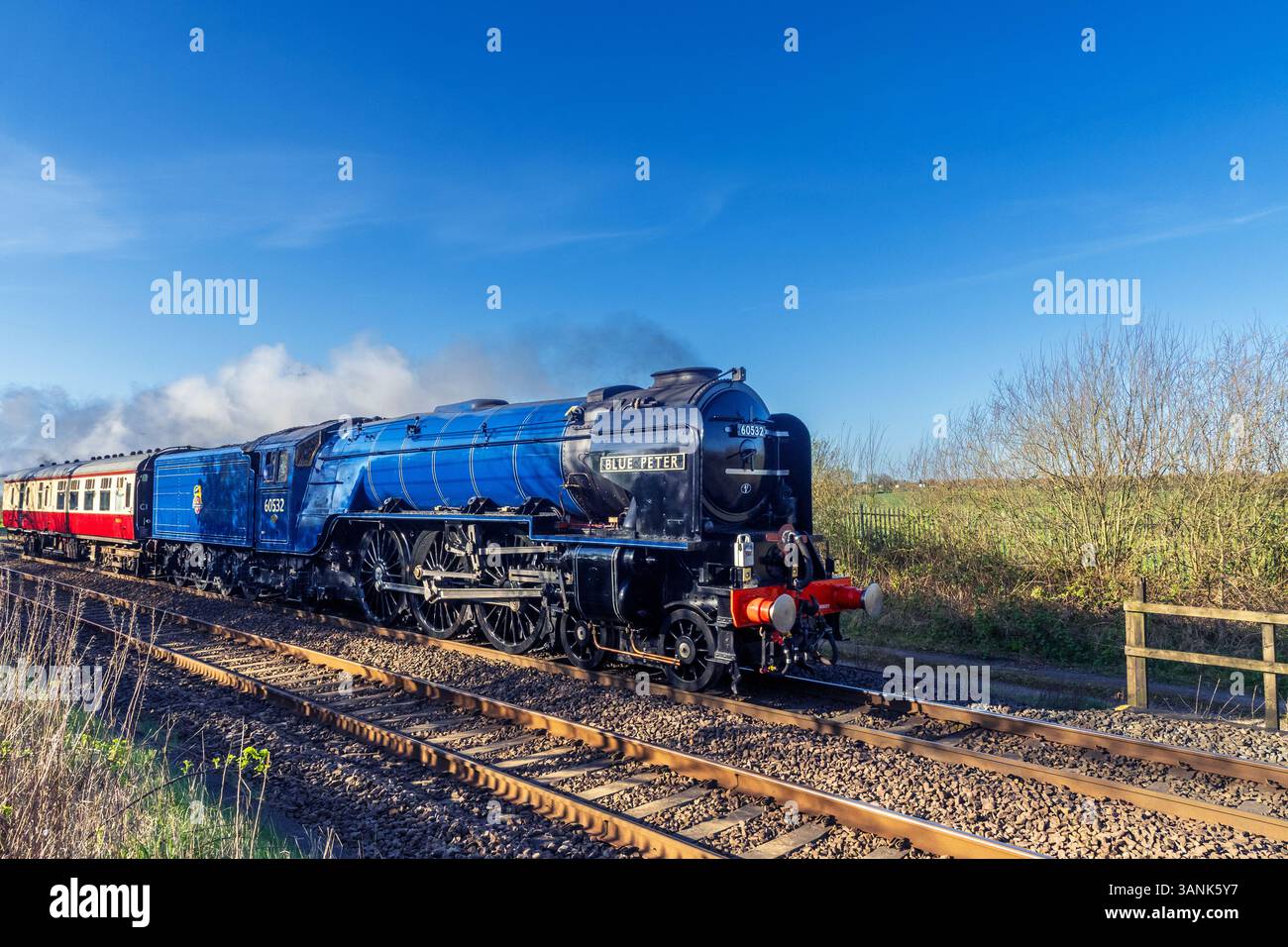 LNER Peppercorn Klasse A2 Nr. 60532 Blue Peter eine 4-6-2-Dampflokomotive, die auf der West Coast-Bahnstrecke von Crewe nach Preston zu sehen ist Stockfoto