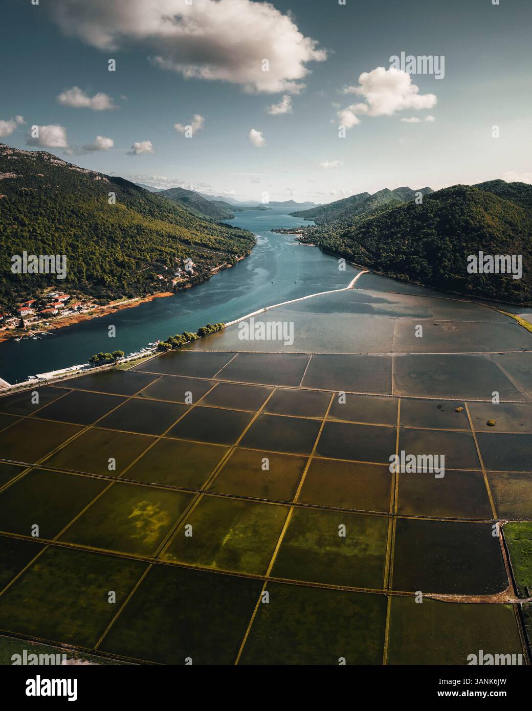 Blick aus der Vogelperspektive auf Salzsee und Sumpf mit Küstenwald und Fluss, Dubrovnik-Neretva, Kroatien. Stockfoto