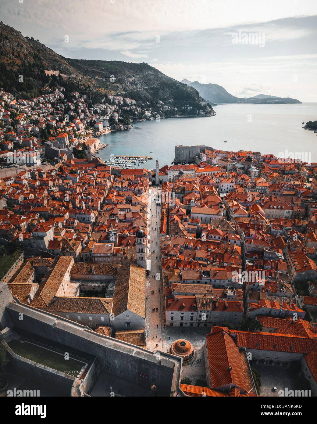Aus der Vogelperspektive auf Dubrovnik's mittelalterliche Stadtlandschaft und Adriaküste, Dubrovnik-Neretva, Kroatien. Stockfoto