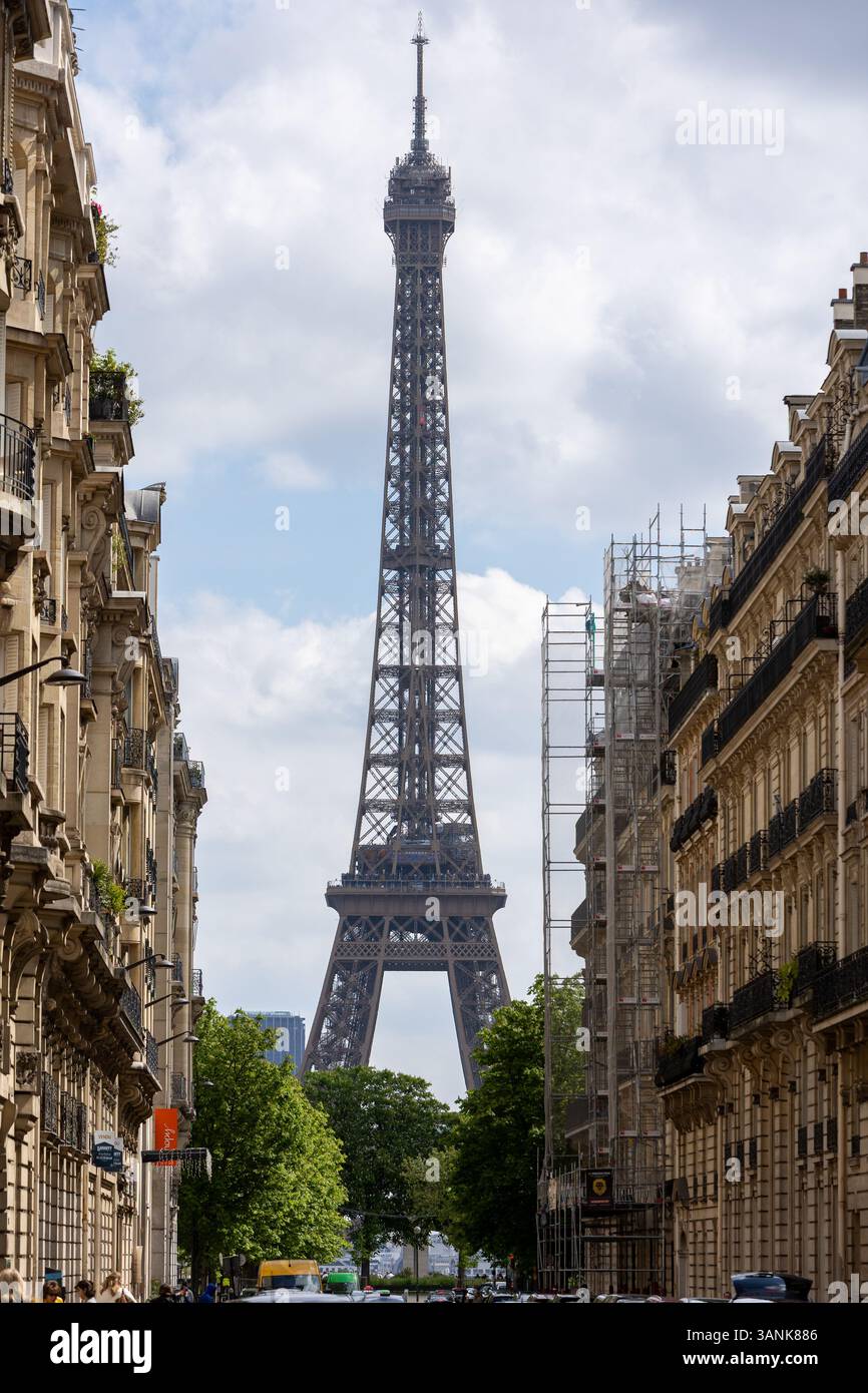 Eiffelturm eingerahmt von Pariser Gebäuden und einem bewölkten Himmel. Wahrzeichen in der urbanen Landschaft von Paris, Frankreich. Stockfoto