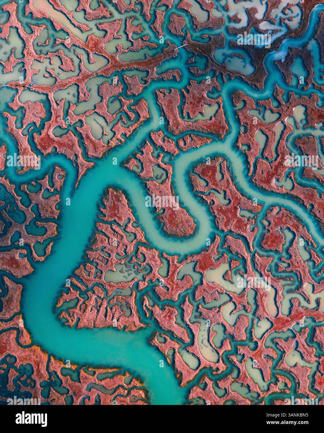 Blick aus der Vogelperspektive auf wunderschöne Sümpfe mit gewundenen Flüssen und farbenfrohen Mustern, Essex, Großbritannien. Stockfoto