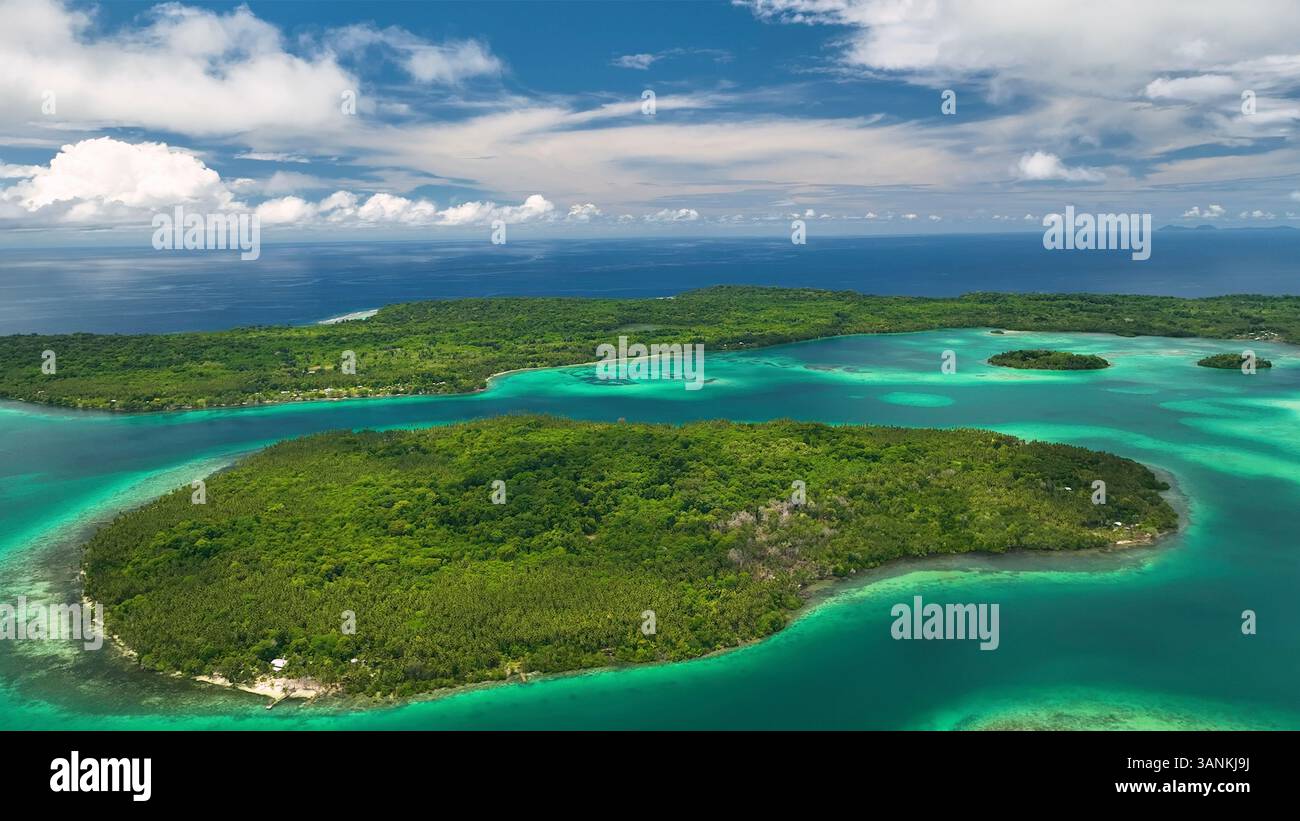 Blick aus der Vogelperspektive auf eine tropische Insel mit üppigem Grün und türkisfarbenem Wasser, Westprovinz, Salomonen. Stockfoto