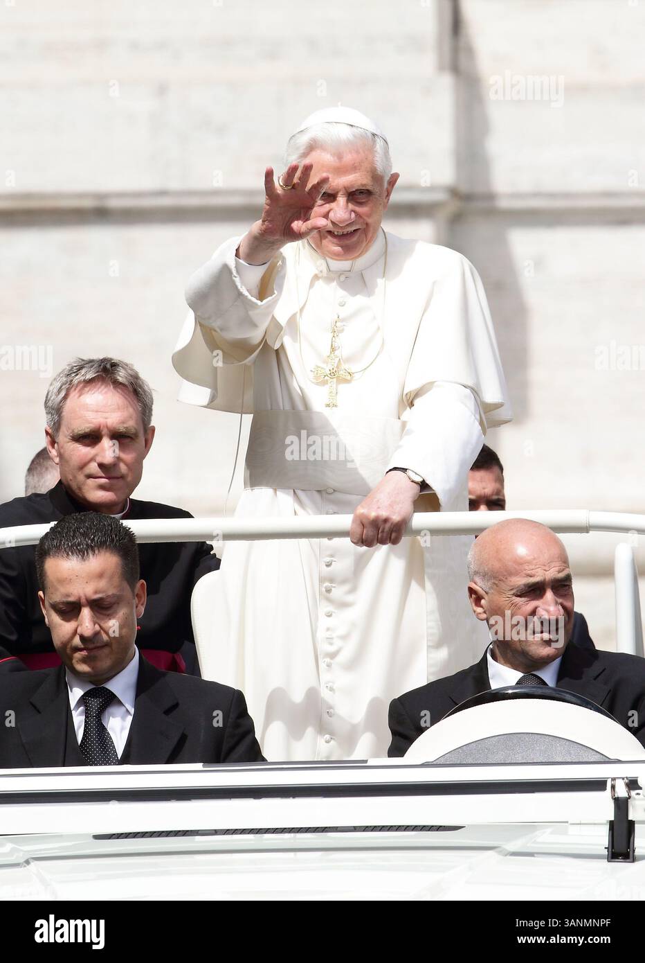 AKTENFOTO - Paolo Gabriele, der persönliche Butler des Papstes, wurde bei der Untersuchung sensibler Dokumente der katholischen Kirche, bekannt als "Vatileaks", verhaftet. BILD: 1. Juni 2011 – Staat Vatikanstadt (Heiliger Stuhl) – Papst BENEDIKT XVI. Während seiner öffentlichen Audienz auf dem Petersplatz und dem Vatikan. PAOLO GABRIELE befindet sich links unten. (Bild: © Evandro Inetti/ZUMAPRESS.com) Stockfoto