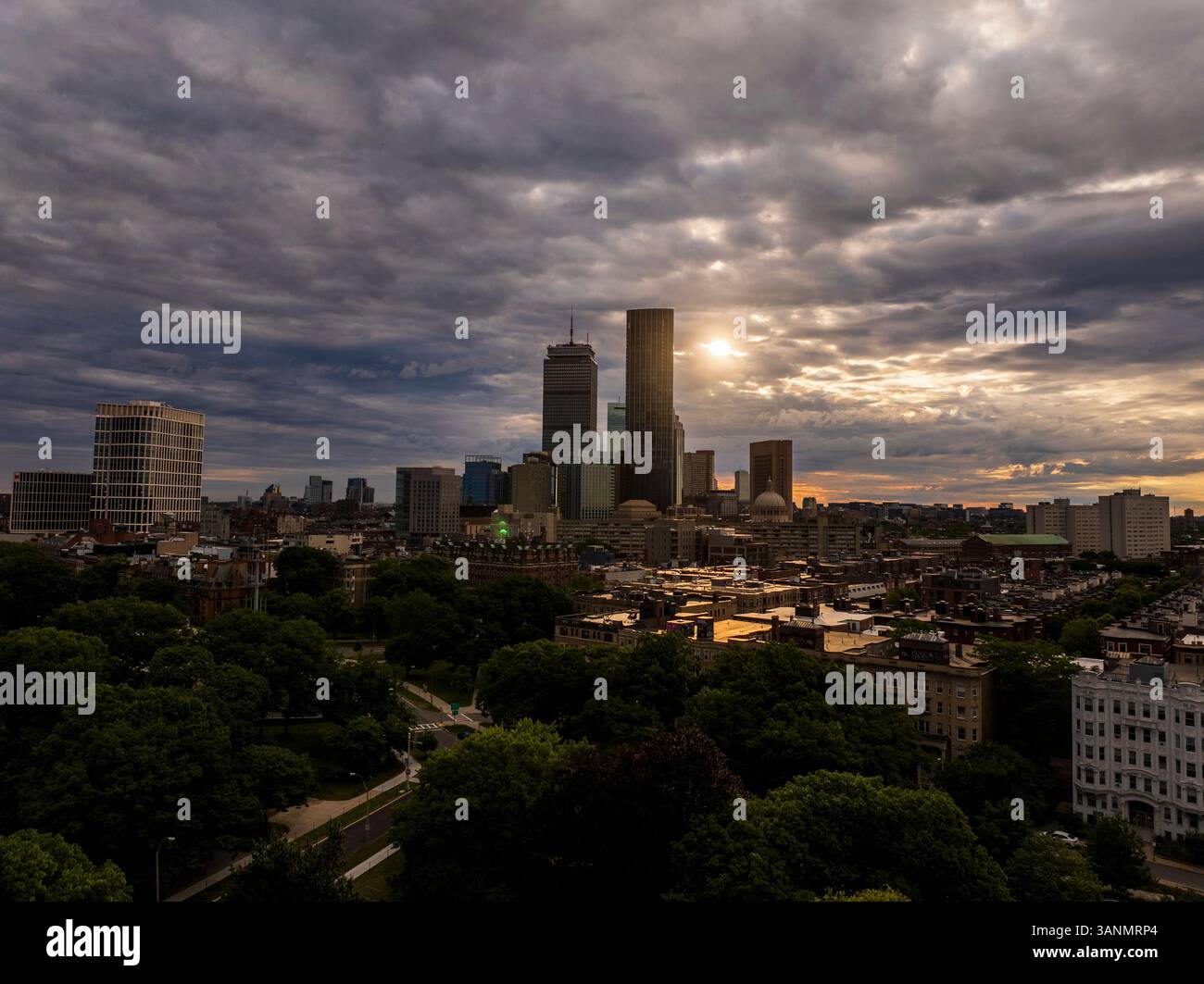 Blick aus der Vogelperspektive auf die Skyline von boston mit dem Prudential Center und dem Statehouse mit Grün und Park, fenway, usa. Stockfoto